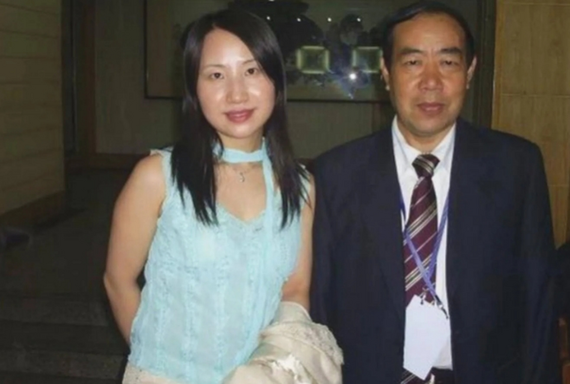 1992年,贾平凹和妻子韩俊芳离婚,不久就娶了小17岁的美女护士郭梅.