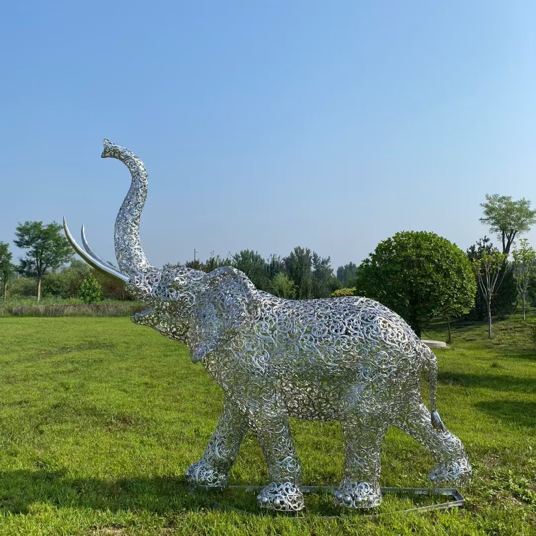**不锈钢镂空大象雕塑:现代艺术的奇妙之作**