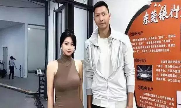 婚姻经历:易建联与荆灵于2012年相识并低调完婚,2144