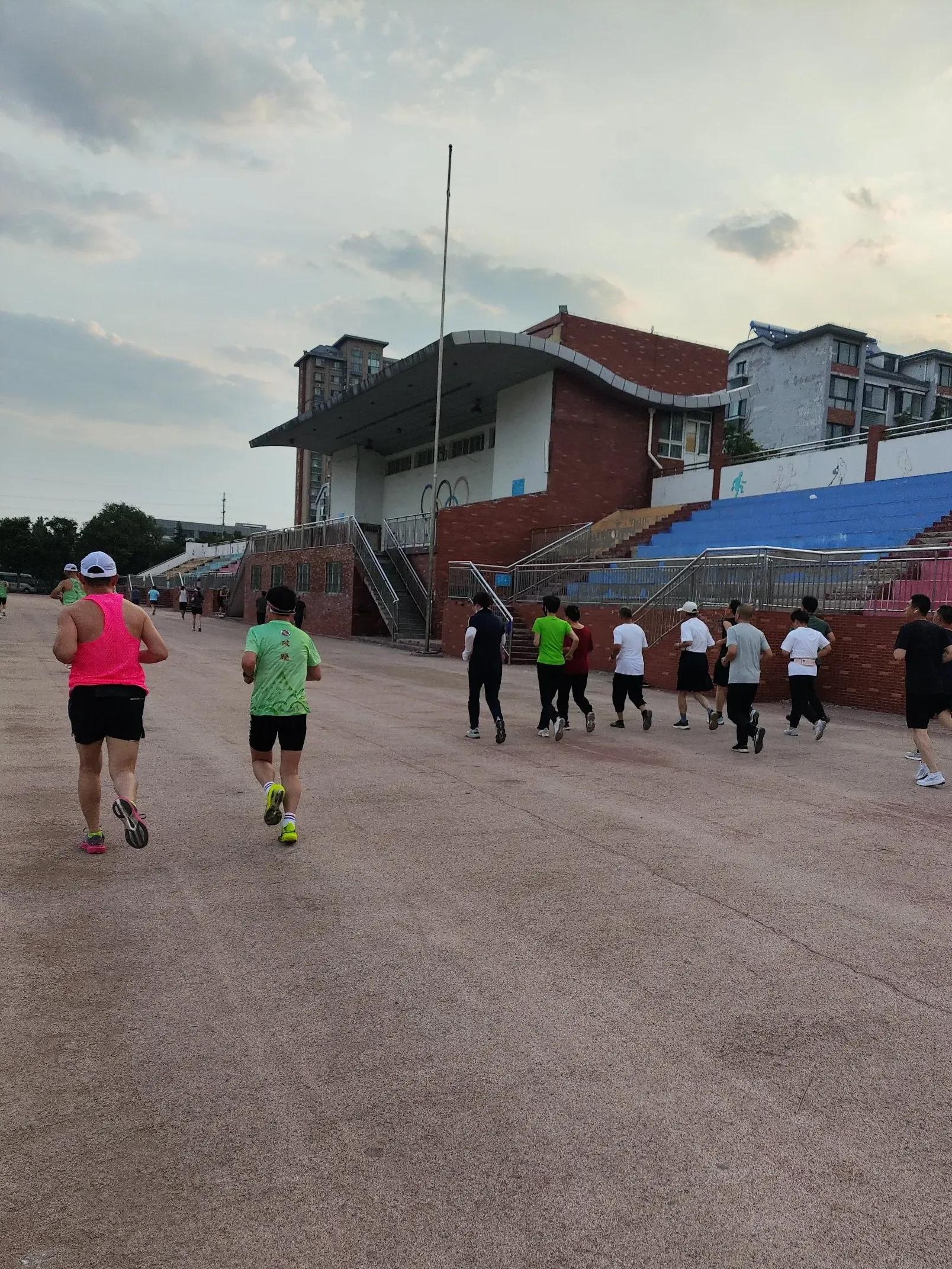 他媳妇年轻貌美温柔贤惠,女儿聪明可爱