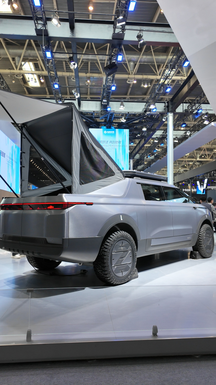 越野跨界皮卡概念车,新车在设计上采用了硬朗的线条,有着前卫科幻的