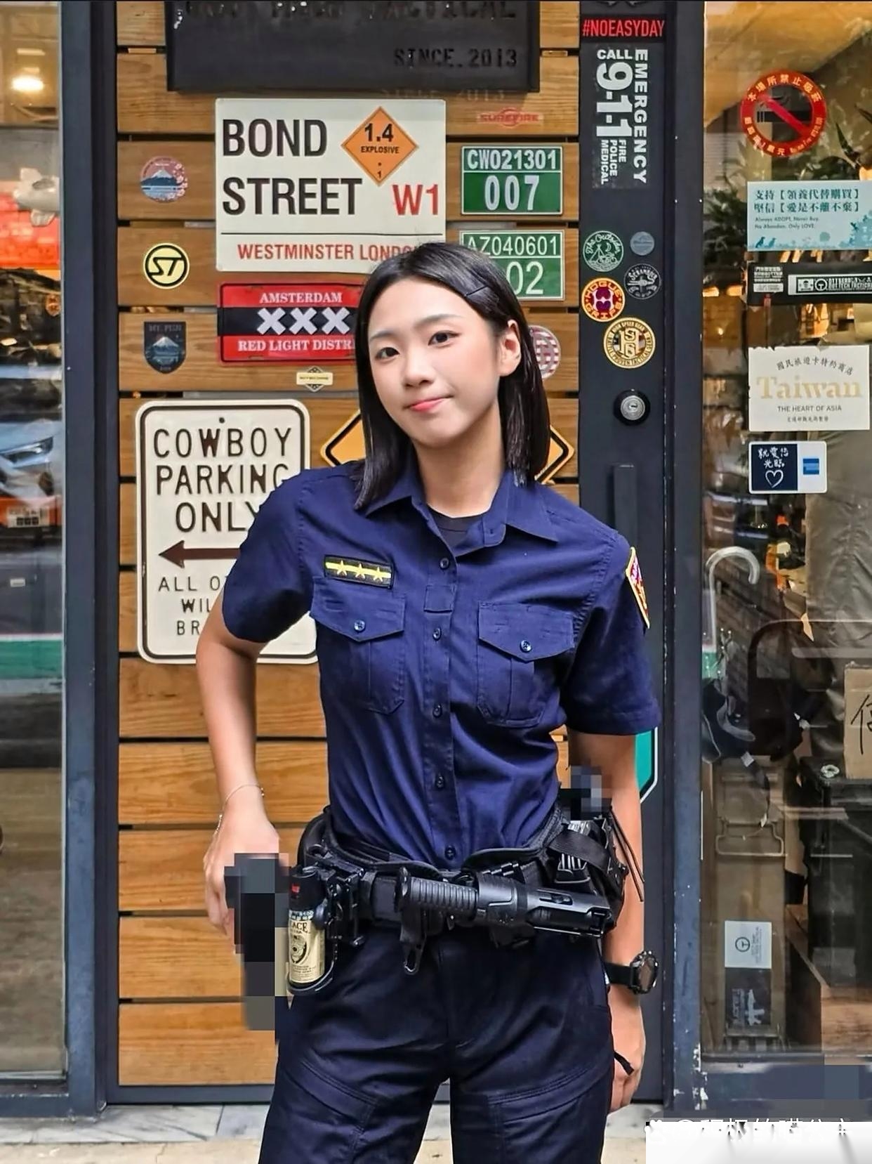 网友街头碰到宝岛女警那叫一个飒酷美和内地警察警容严整不同她们