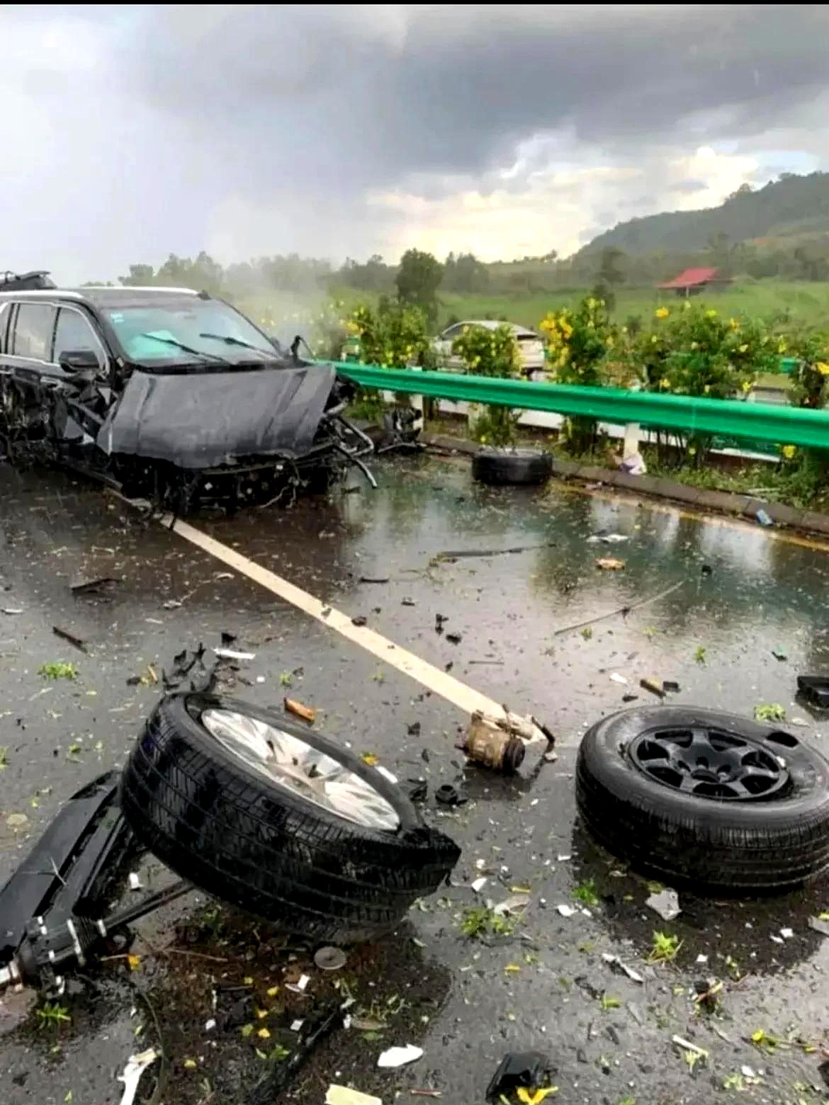 一名男子叫杨凯,因为下雨下雪,担心正常下班回家过年