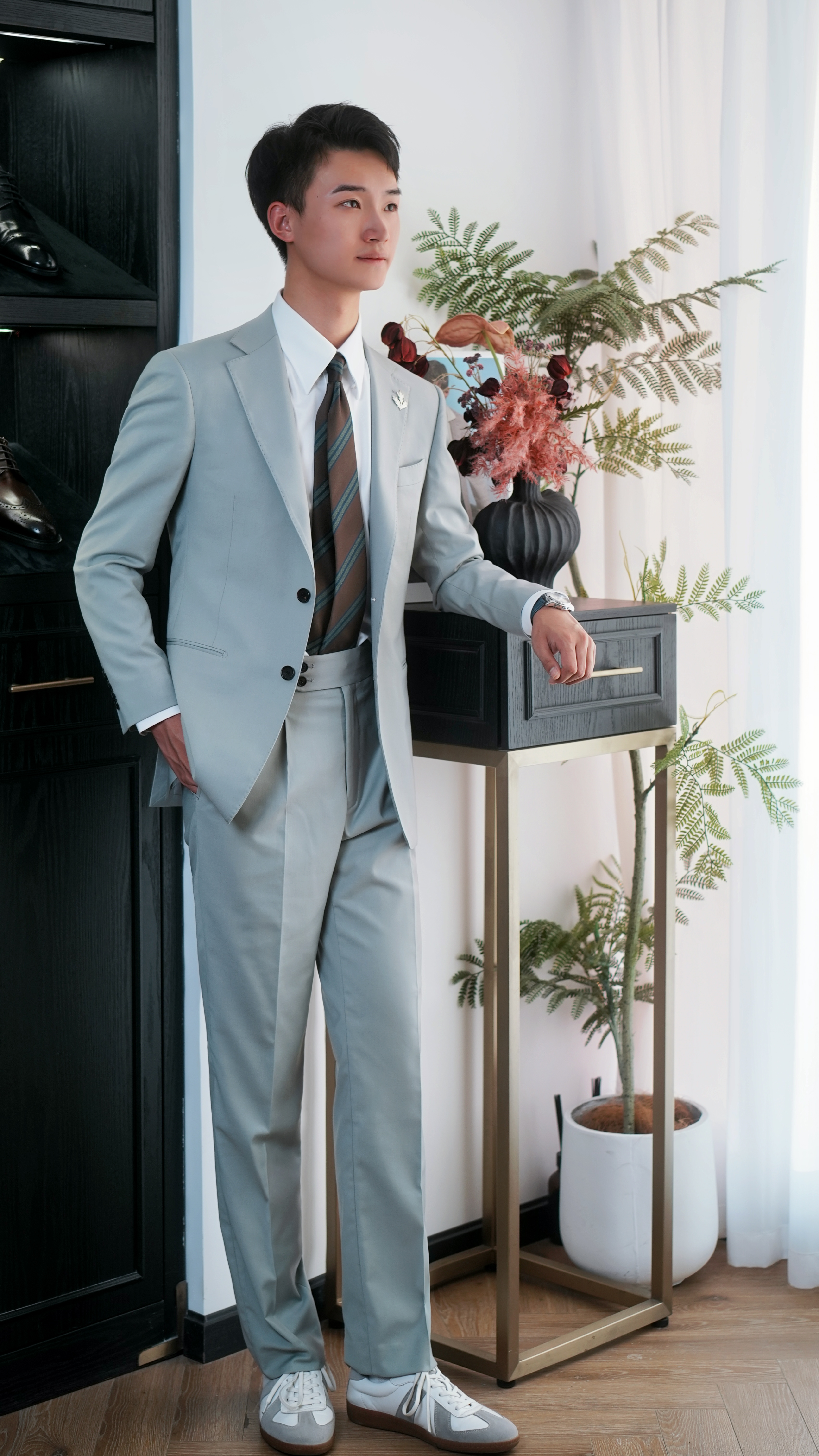 颜色最重要黑皮肤男士正装服装色彩对男士肤色的调节作用穿领带的西装