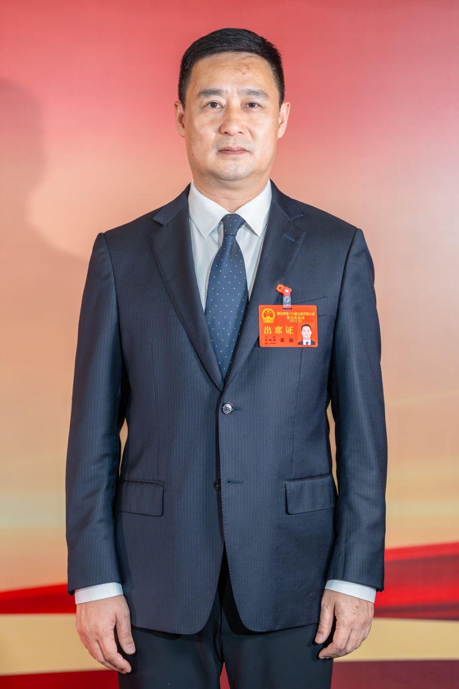 重庆火出圈!游客排队用错位拍摄法 "吃" 轻轨,像把轻轨当美食