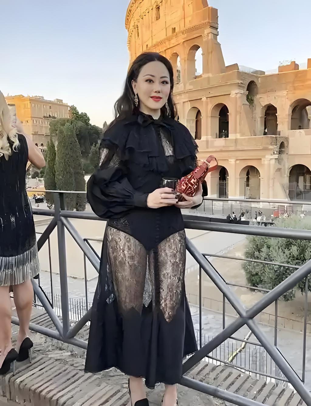 章小蕙的穿衣审美实在是有些一言难尽,去国际上参加活动,怎么着也得