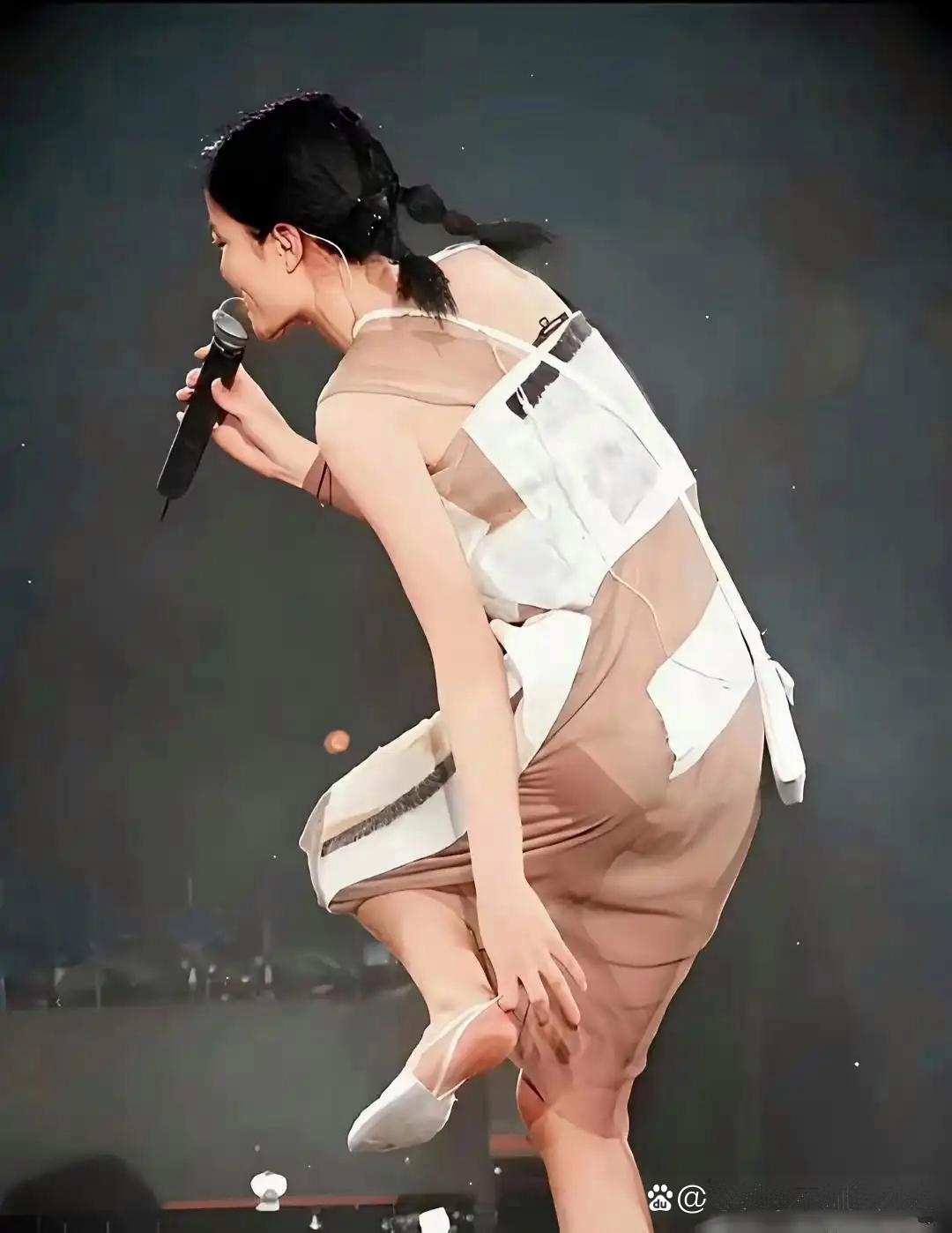 王菲怕不是唯一一个开演唱会穿无底高跟鞋的