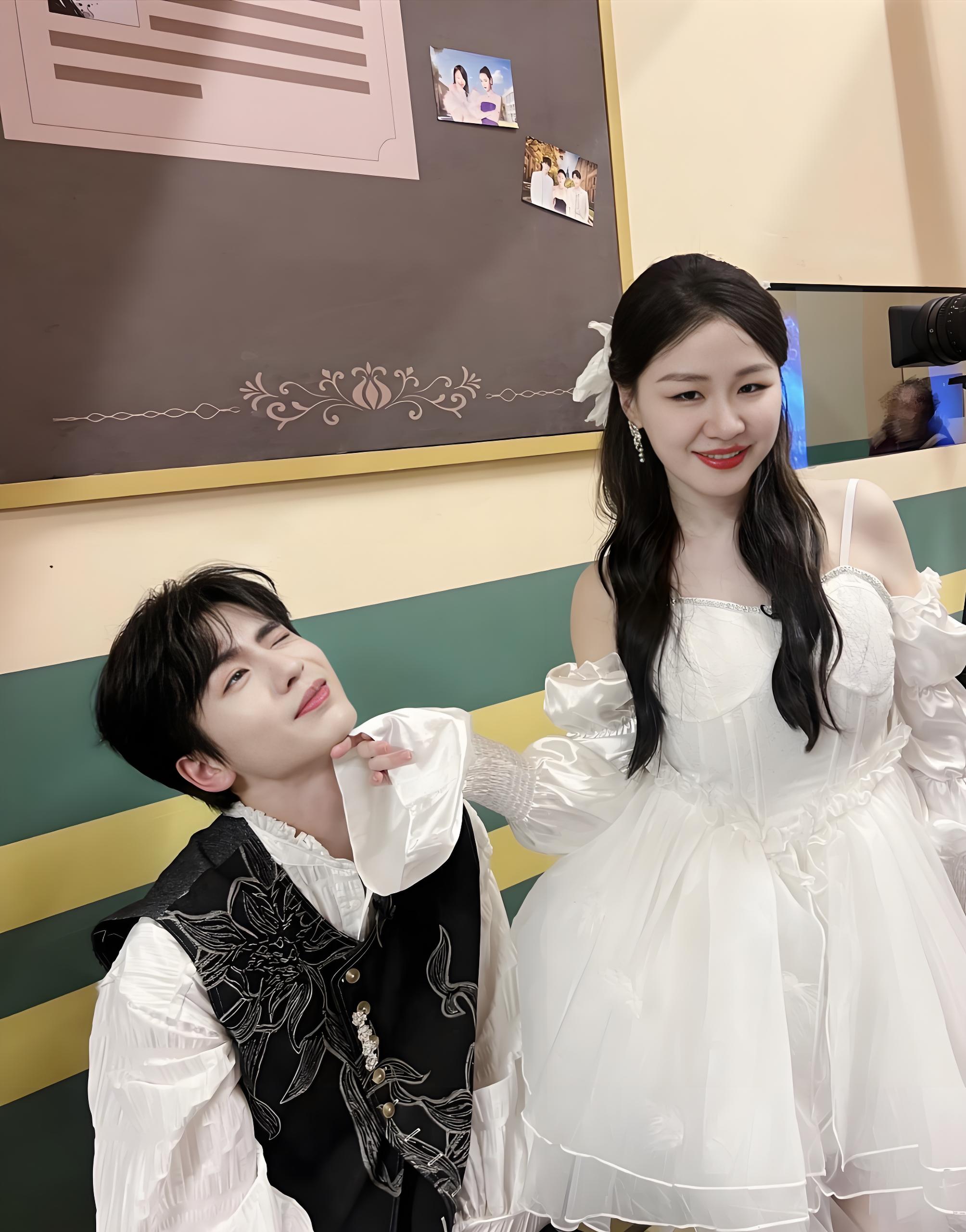 在近期热播的综艺《开始推理吧3》中,金靖化身"互联网嘴替",直击