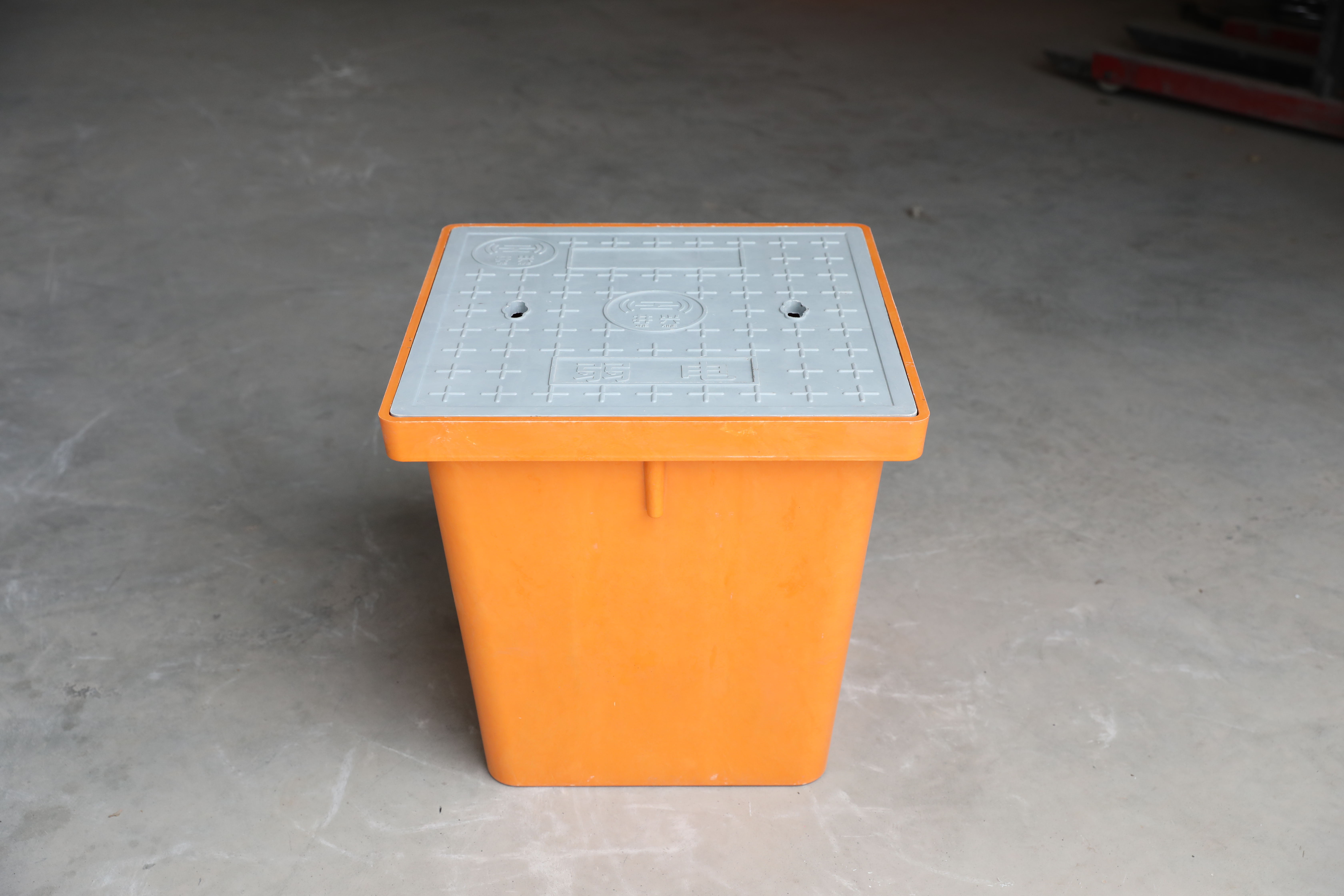 弱电手孔井作为线缆的汇集点,便于管理和维护保护线缆免受外界损害,如