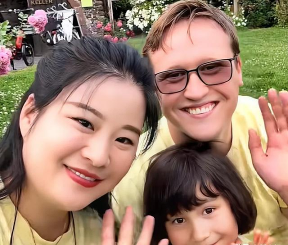 海妮一家三口照片外国媳妇比山东人还山东人喀胡兰楚伦一家三口照片周