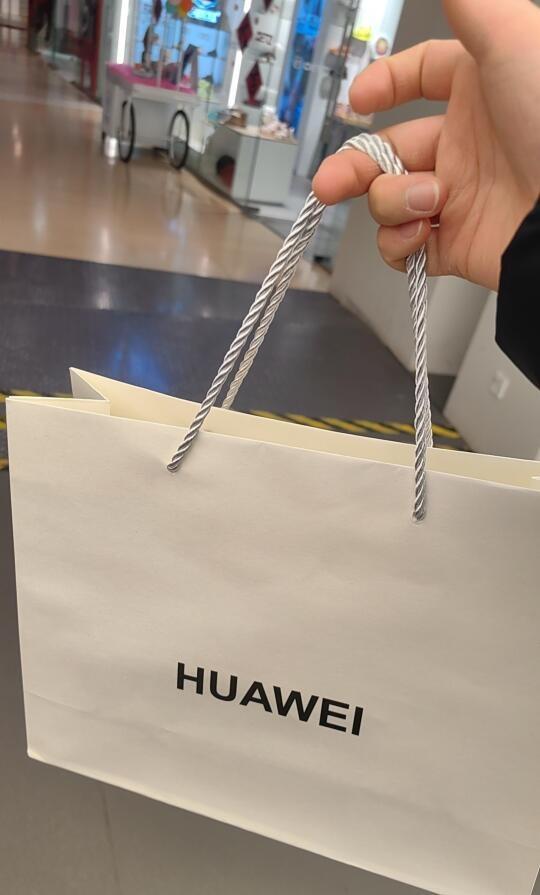 如今手机市场竞争激烈,众多品牌各展神通,但华为凭借自身魅力依然牢牢