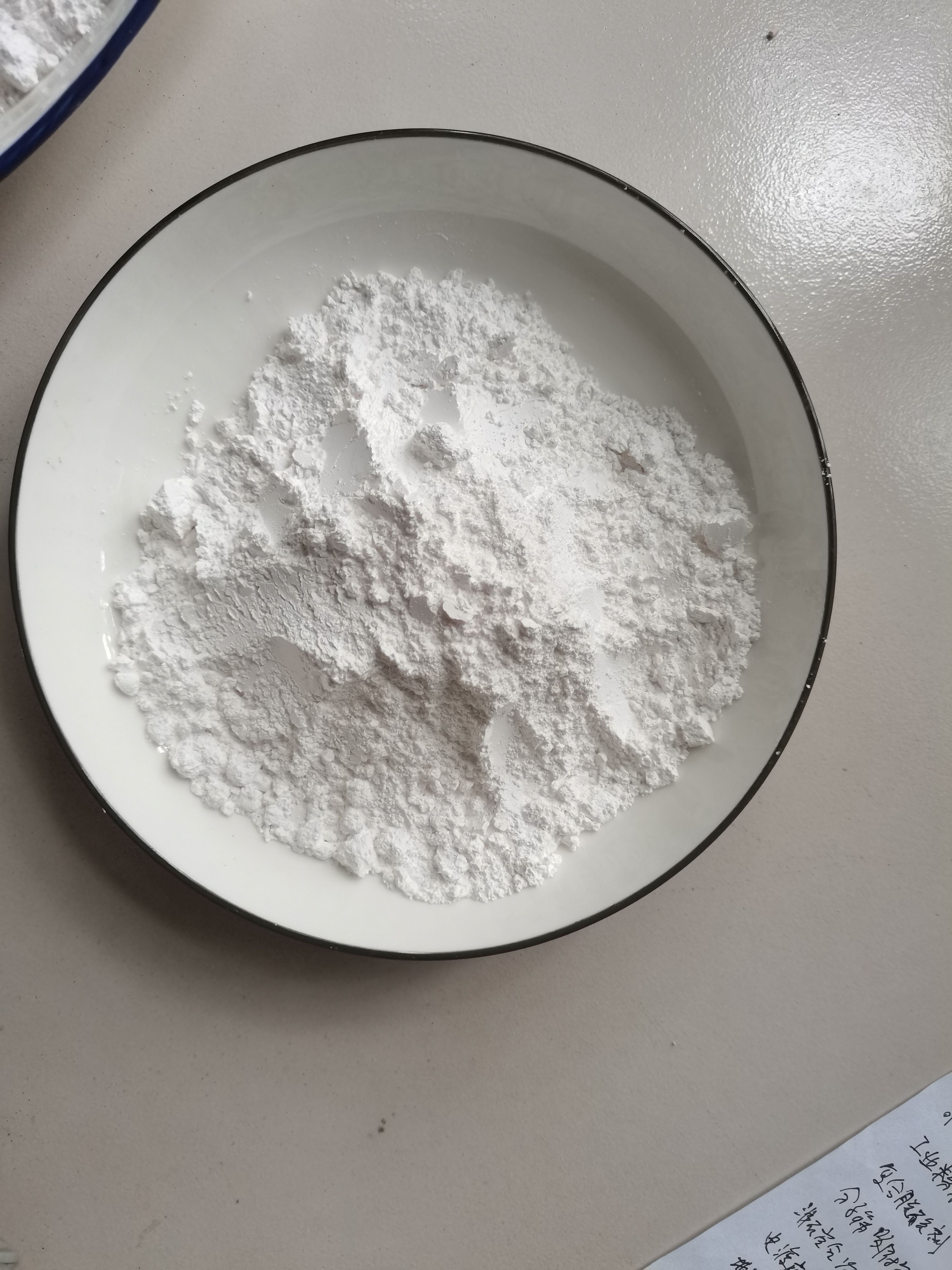 塑料除味剂为白色粉末,为反应型除味剂,同时又具有多孔结构高比表面积