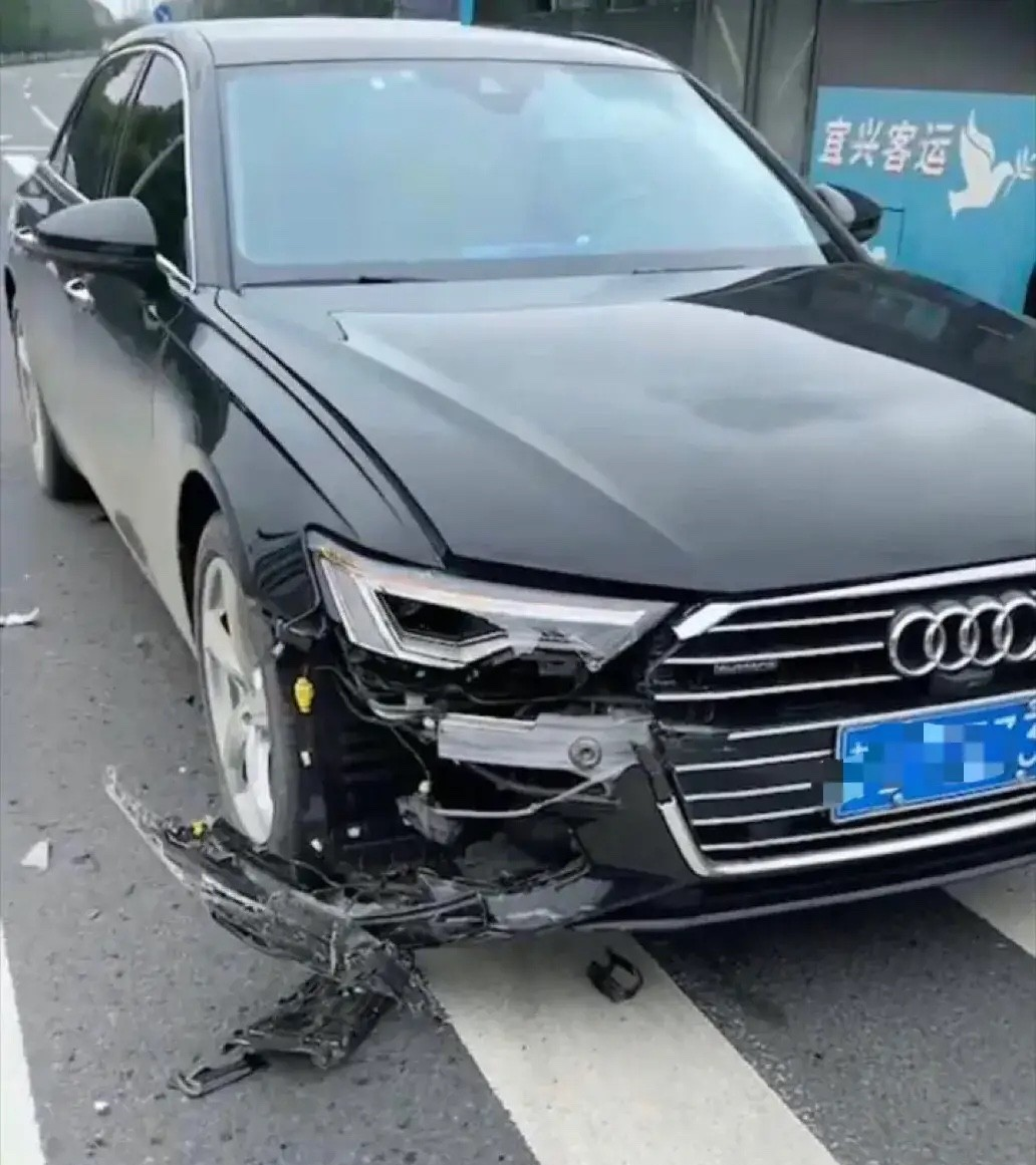 上个月开车不小心撞了一辆奥迪a6,右保险杠和一只大灯受损