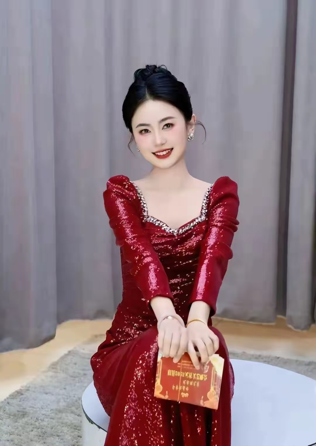 2025 年元宵晚会开场主持人一出来就把我拿捏住了