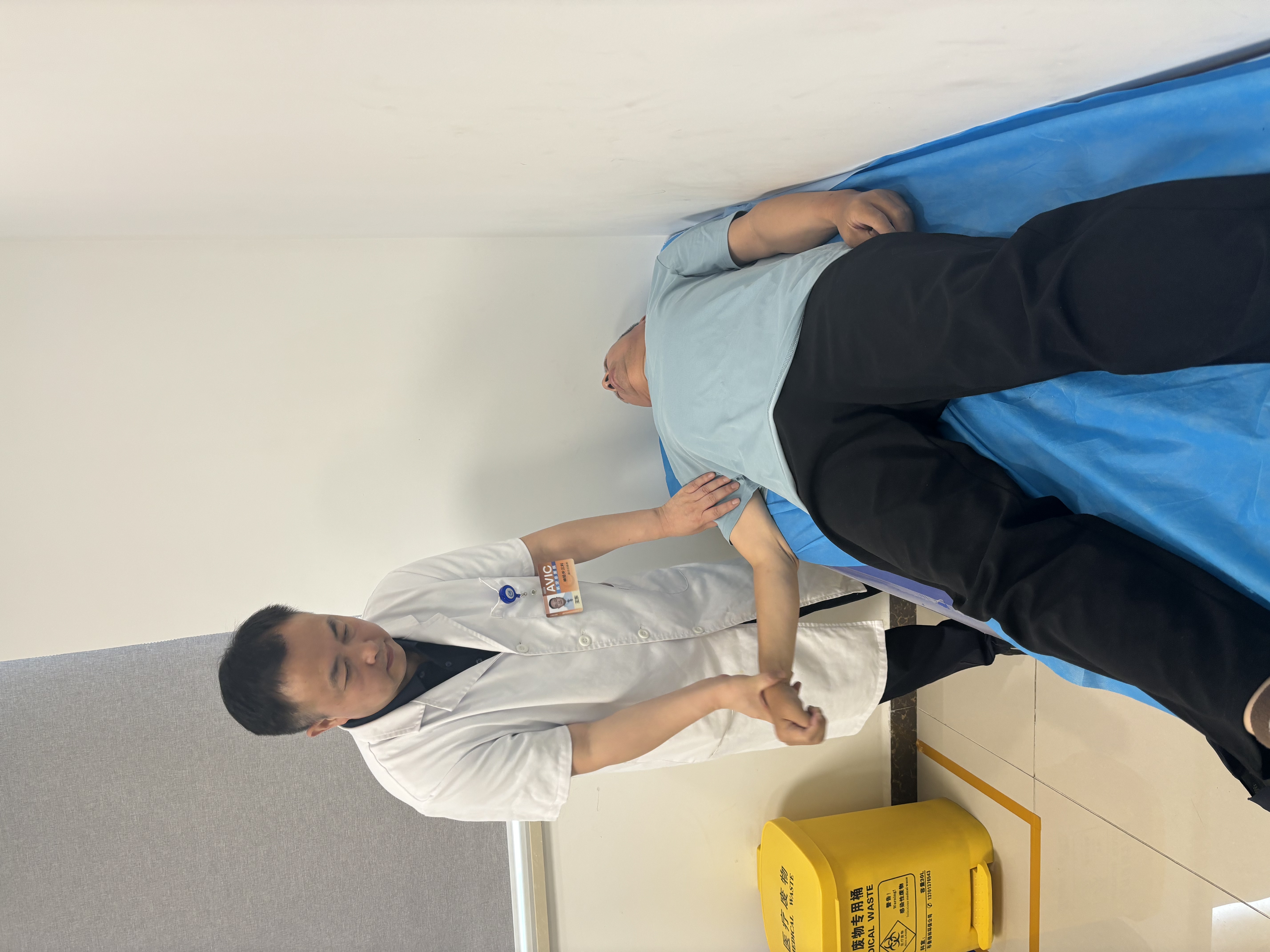 他说退休后,身体先是小病不断,后来又是脑出血