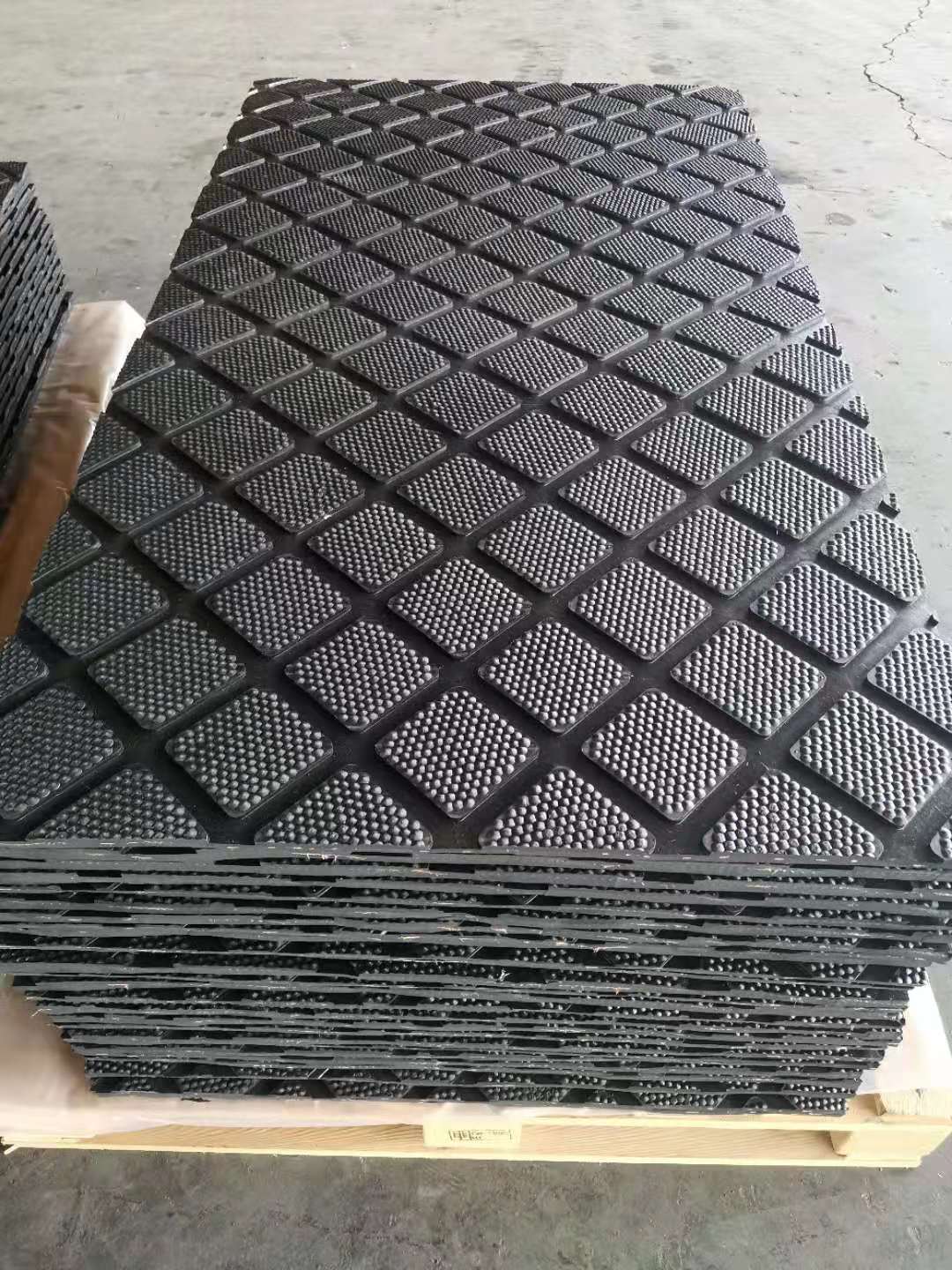 畜牧橡胶板背面沟槽,增加与地面摩擦力,同时可及时排除污水,保持圈舍