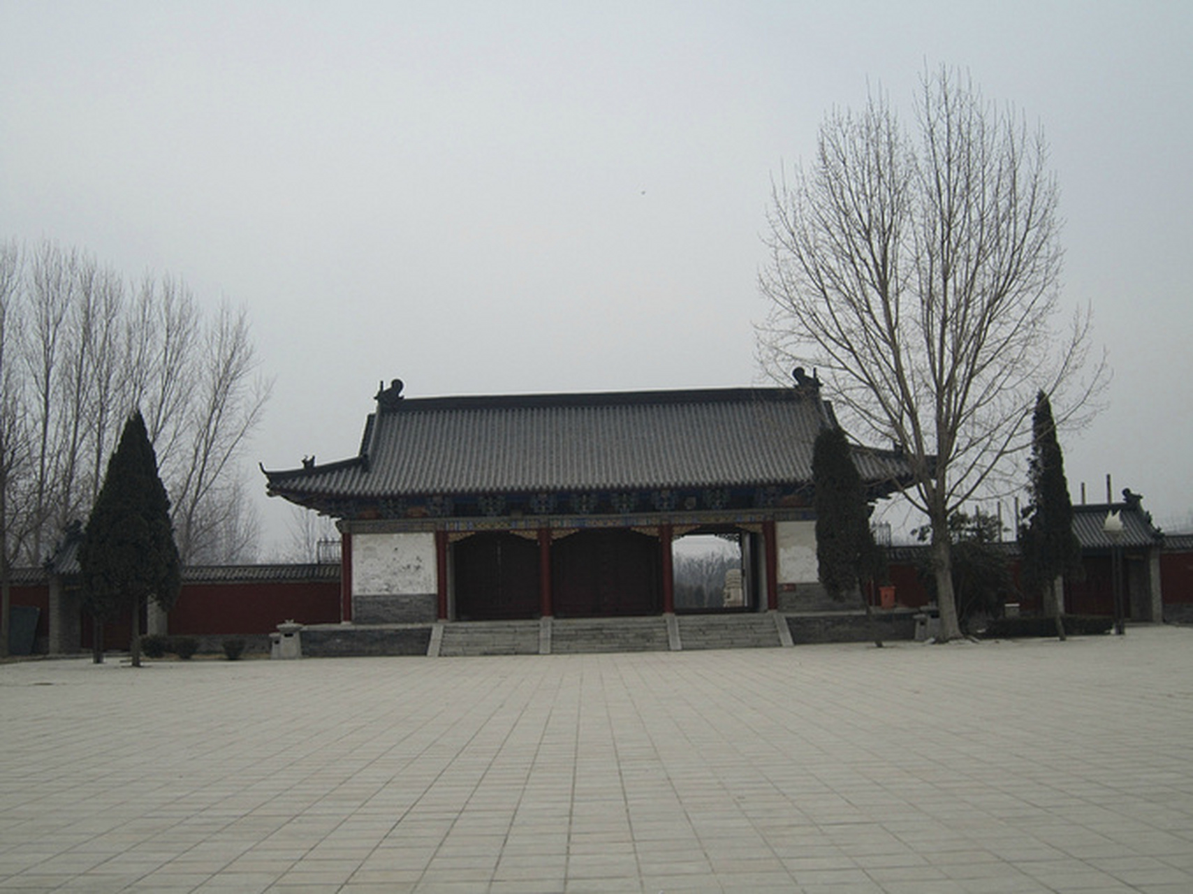 1,商祖祠99 位于商丘华商文化广场内,景点内颇为空旷,有城墙,大道