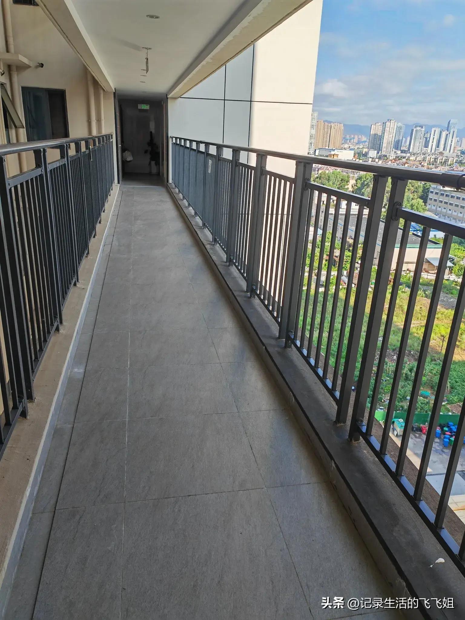 太阳跑步,想想还是算了,不能因为跑步把国信西苑小区里边连廊小区连廊