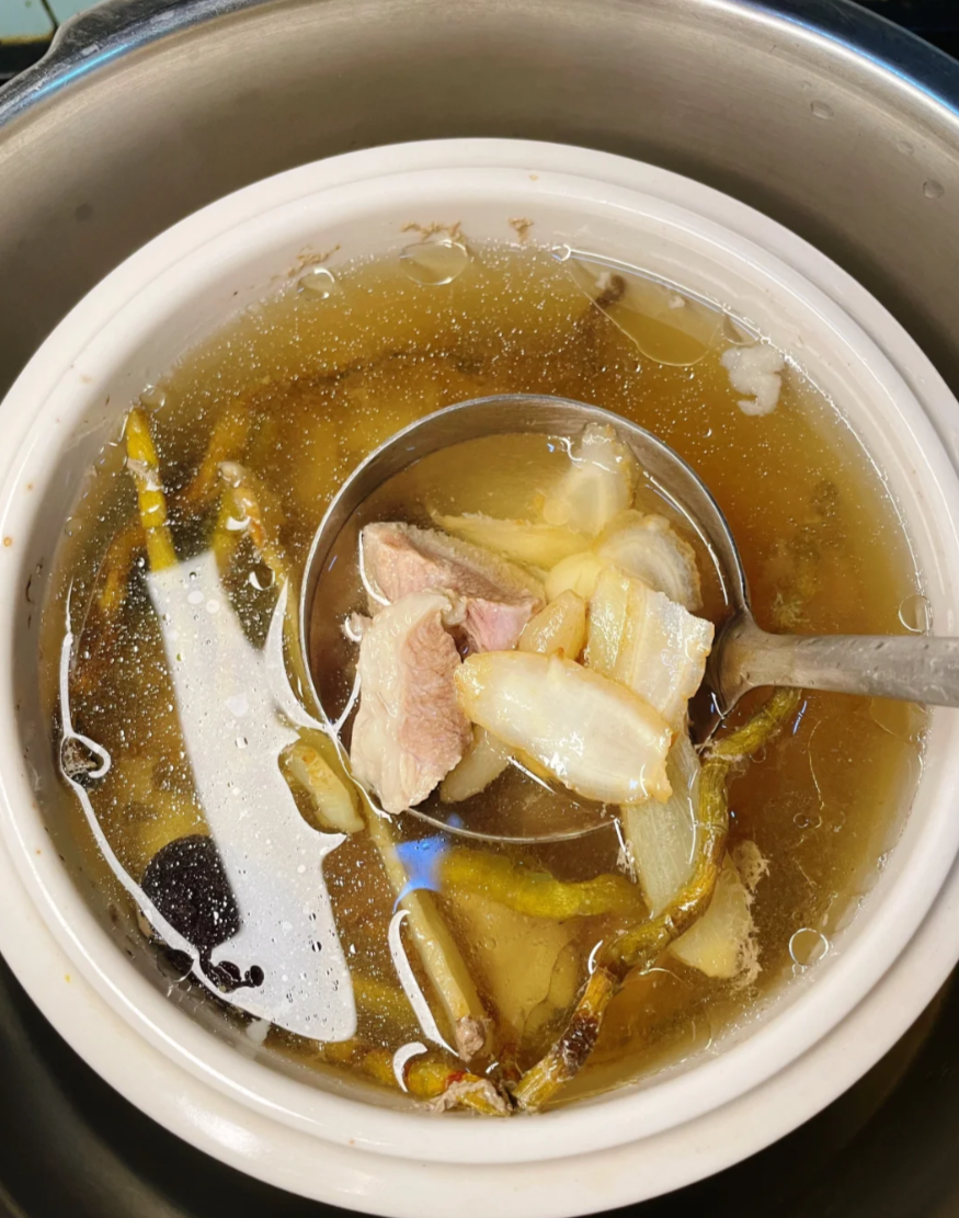 这道汤特别适合秋冬换季的时候喝,花旗参有补气养阴,清热解毒的功效