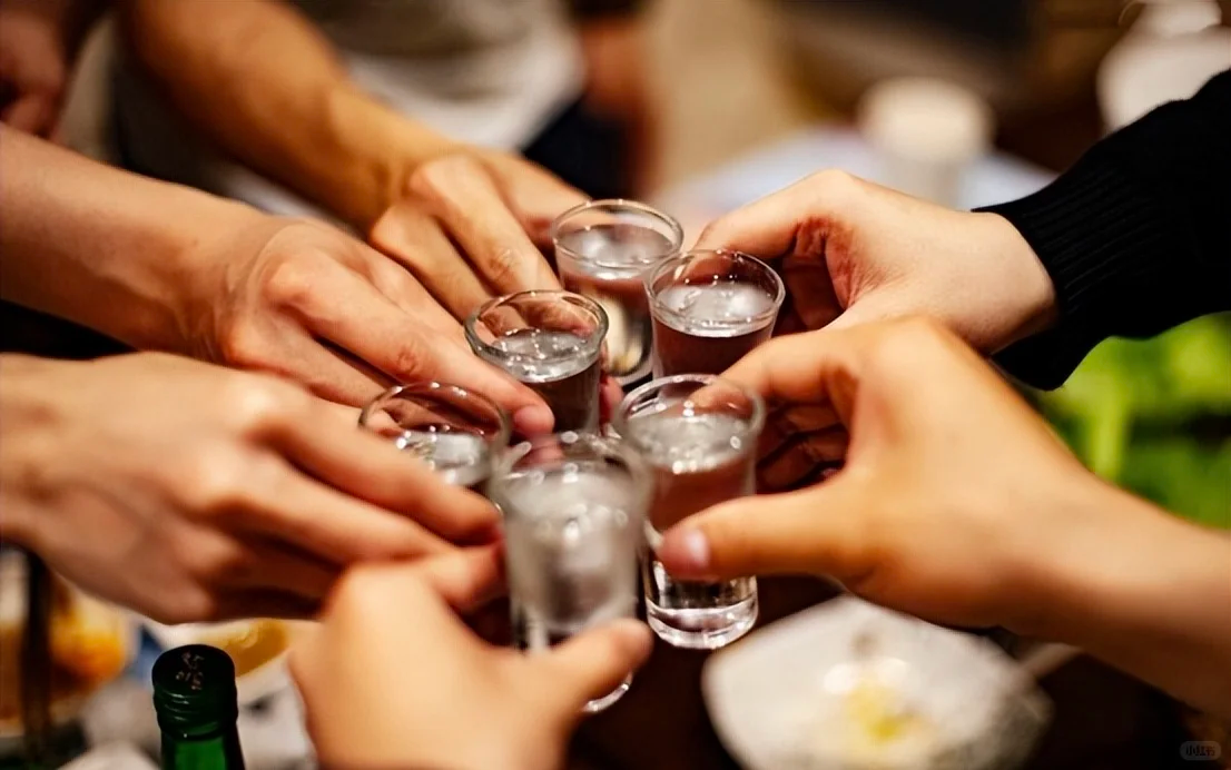 大部分地区还是酒桌上谈生意,那在酒局饭局中这些倒酒,敬酒的礼仪和