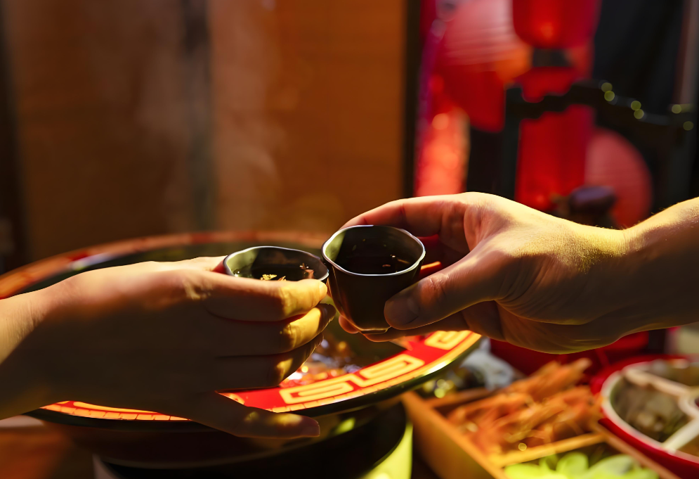 省寺庙喝酒图片福建客家酒文化迎宾图片母子喝酒图片民国 喝酒作乐