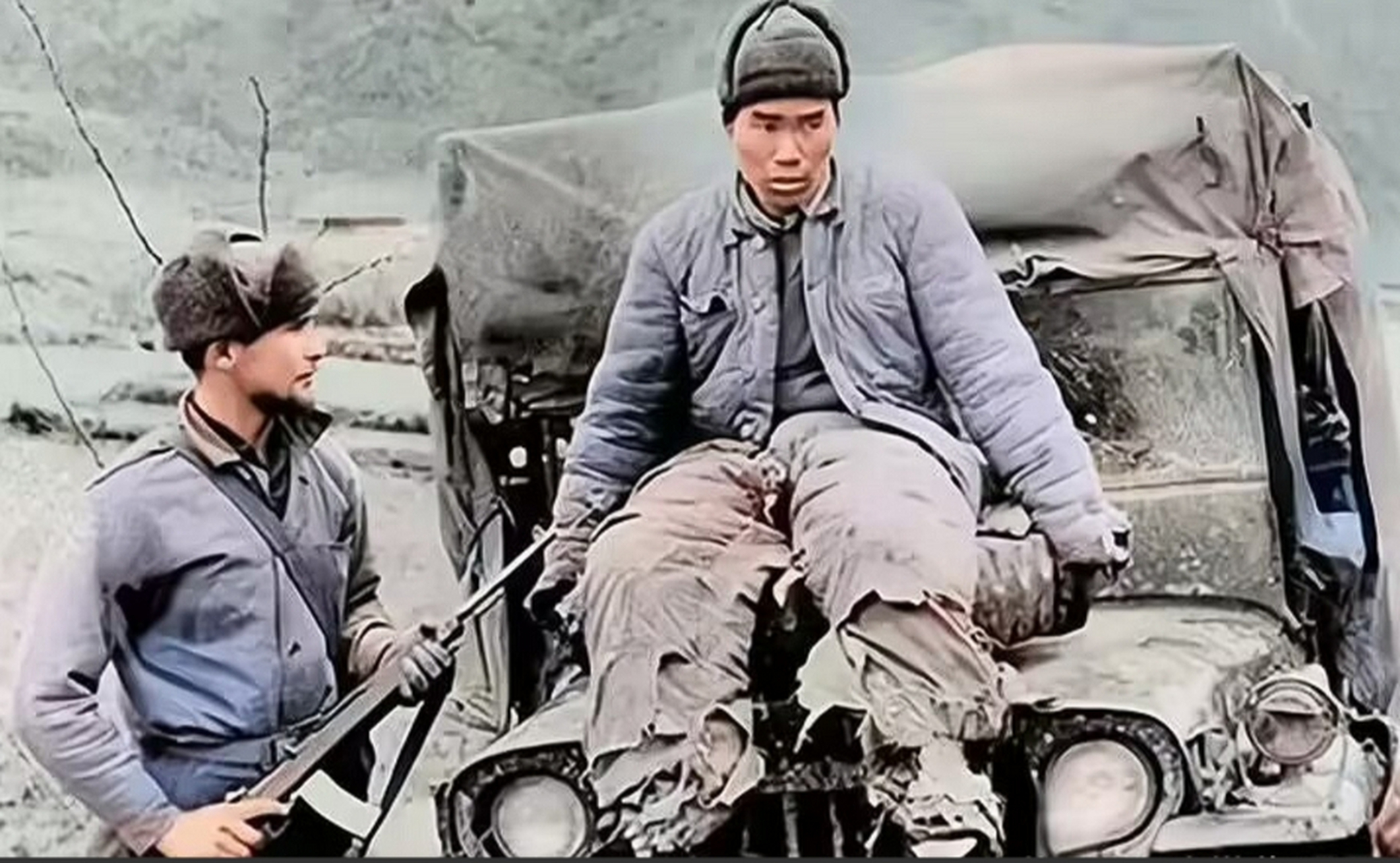 图一是一张中国志愿军战士被俘虏后的照片,拍摄者是美军.