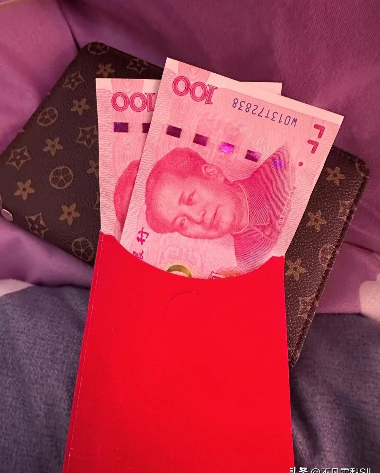 大年初一,我两个孩子一早就去给爷爷奶奶磕头,就一人给了200的红包,我