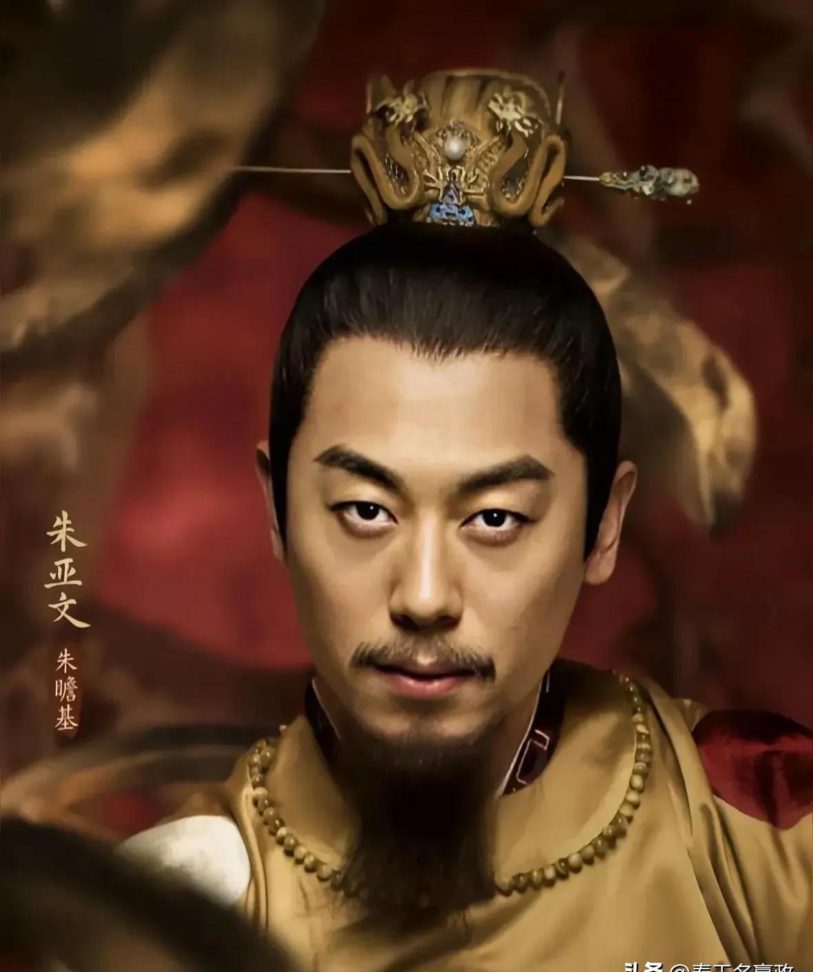 踢球的时候,朱瞻基故意三次让球滚进阴沟,对皱眉的太子朱祁镇说:"