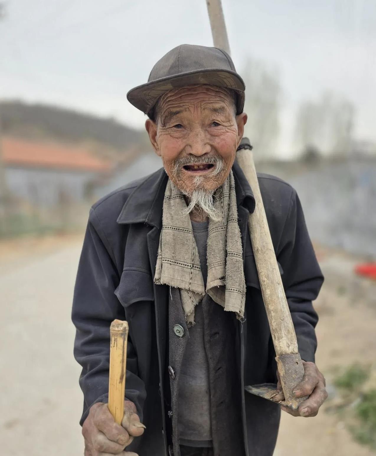 很吓人一个92岁老人扛着一件危险的农具
