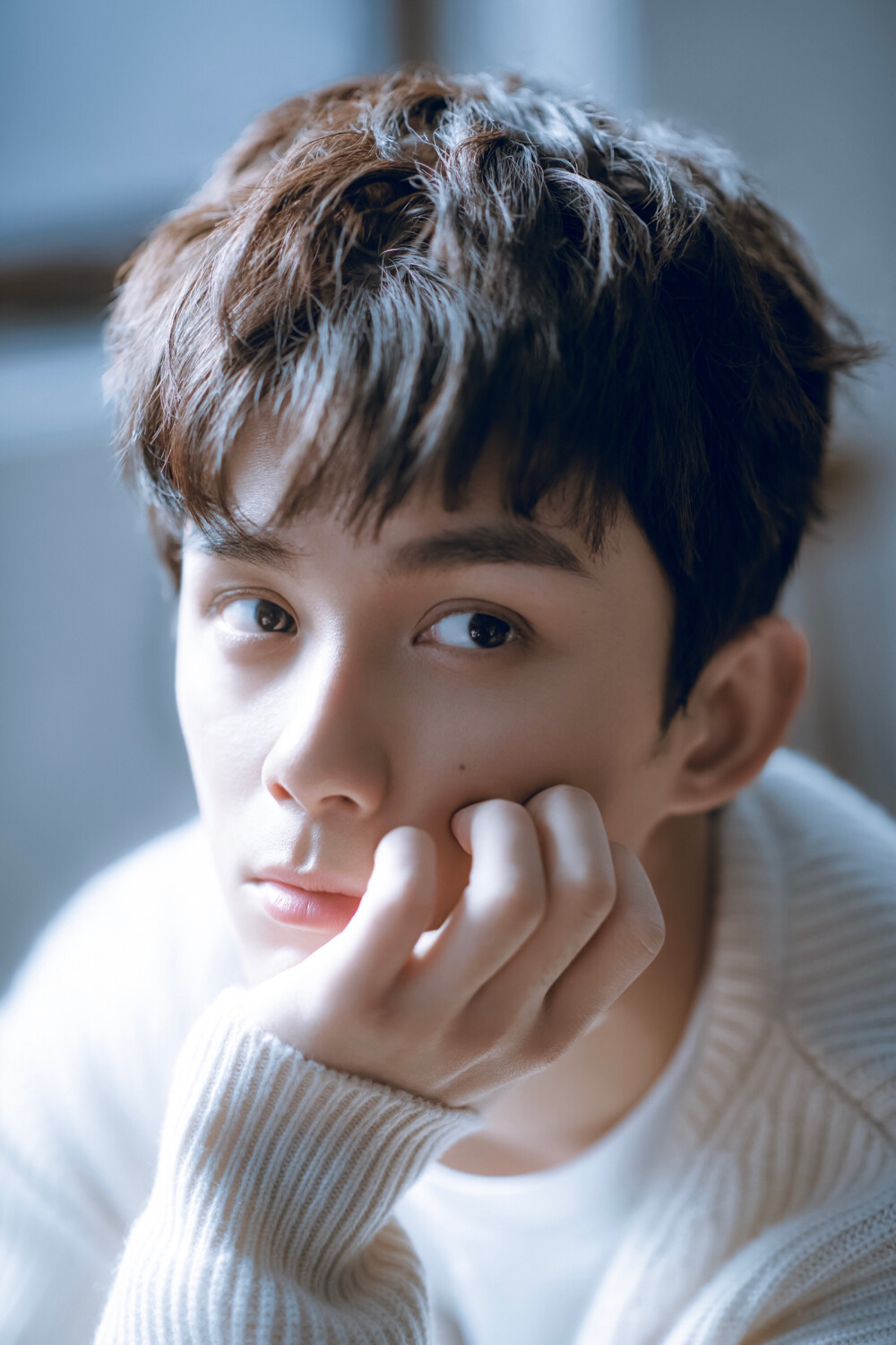 张子枫饰演的女主陈辰,一个本应是璀璨星辰的学霸少女,却因家庭裂痕的