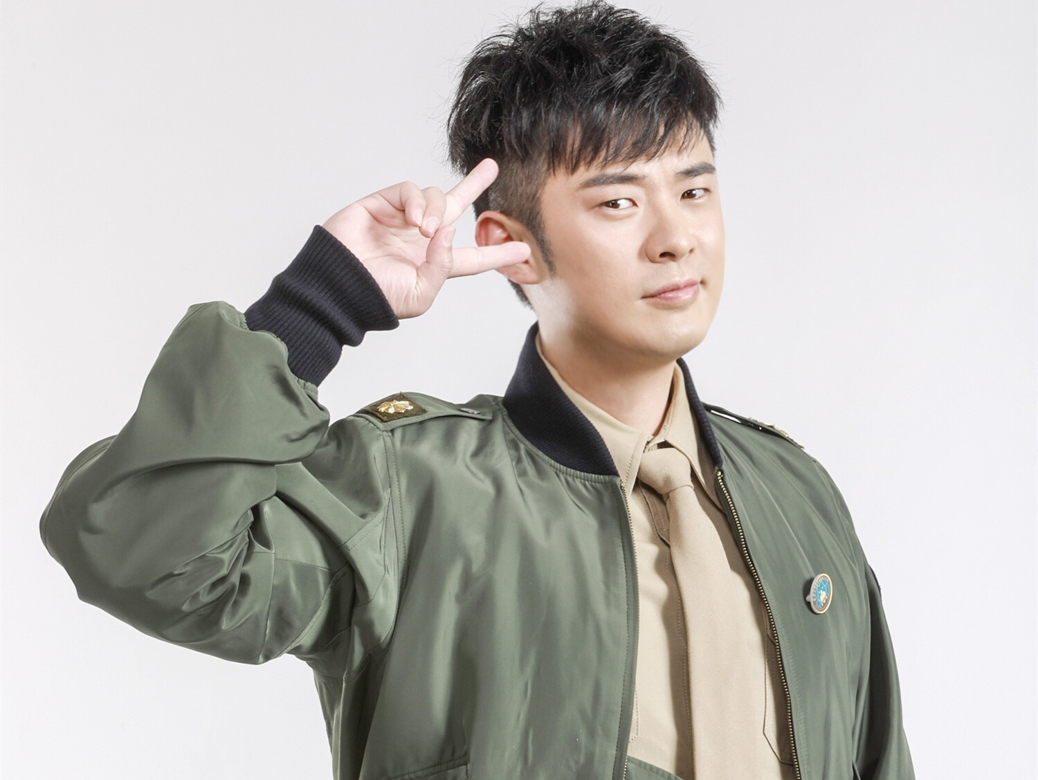 我就是曾小贤"的经典台丛∠ 陈赫曾小贤陈赫《爱情公寓》剧照