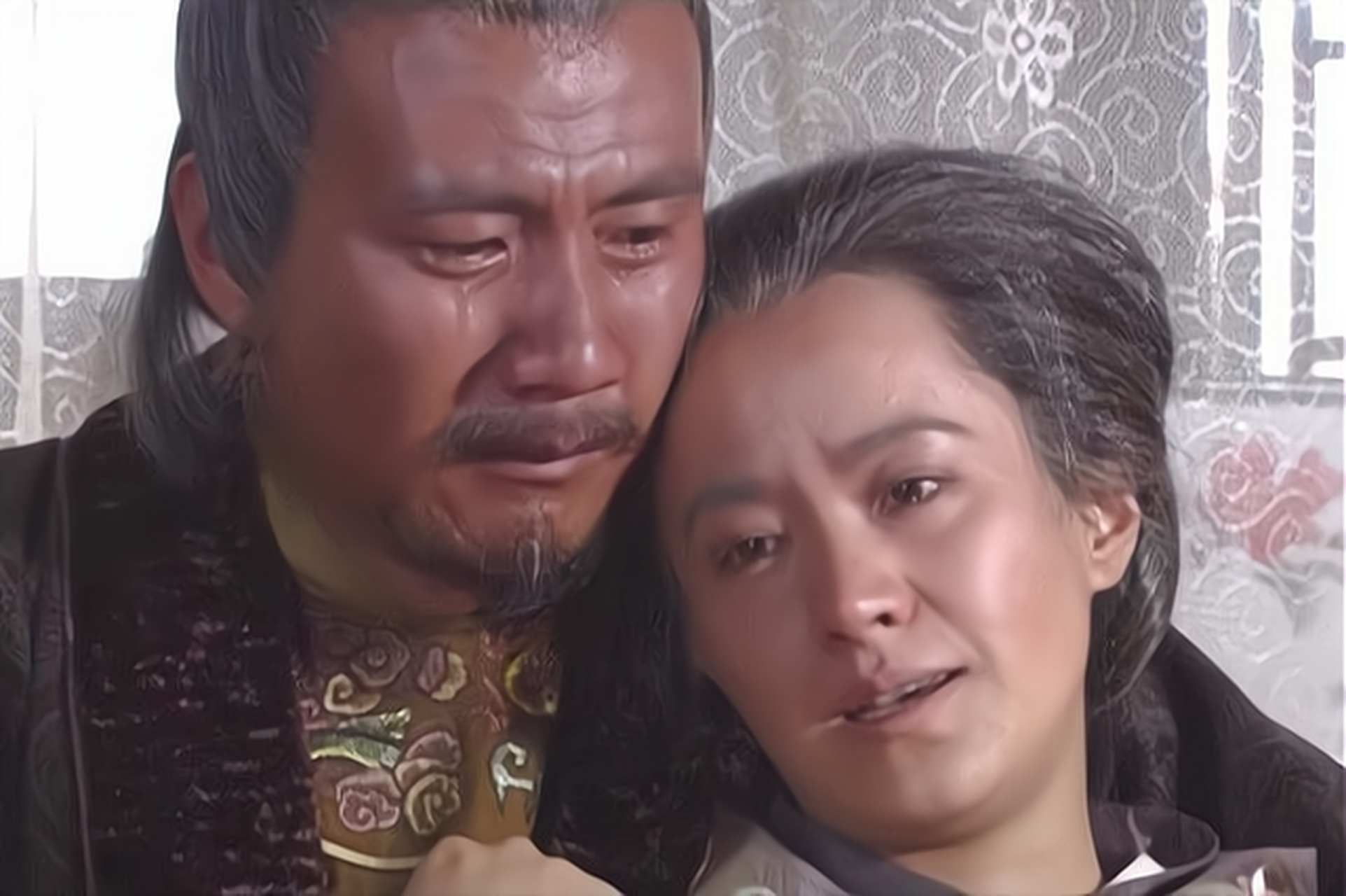 "说完,拂袖离去,马皇后见此并没有生气,而是留恋的望着朱元璋的背影.