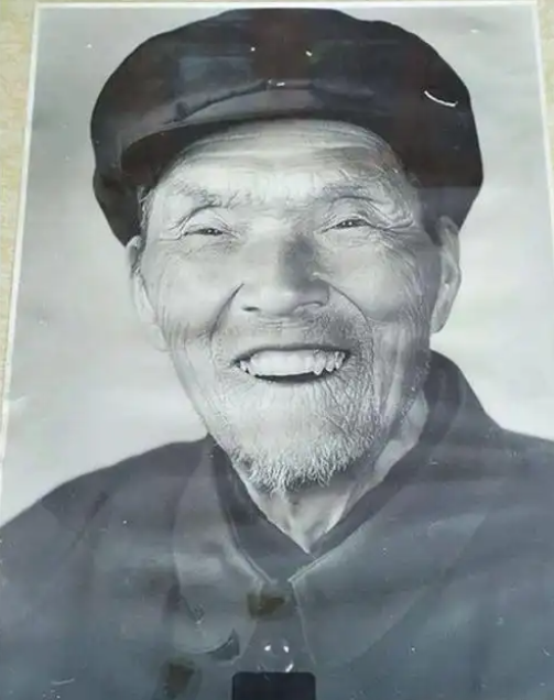 警卫员立刻恭敬接待