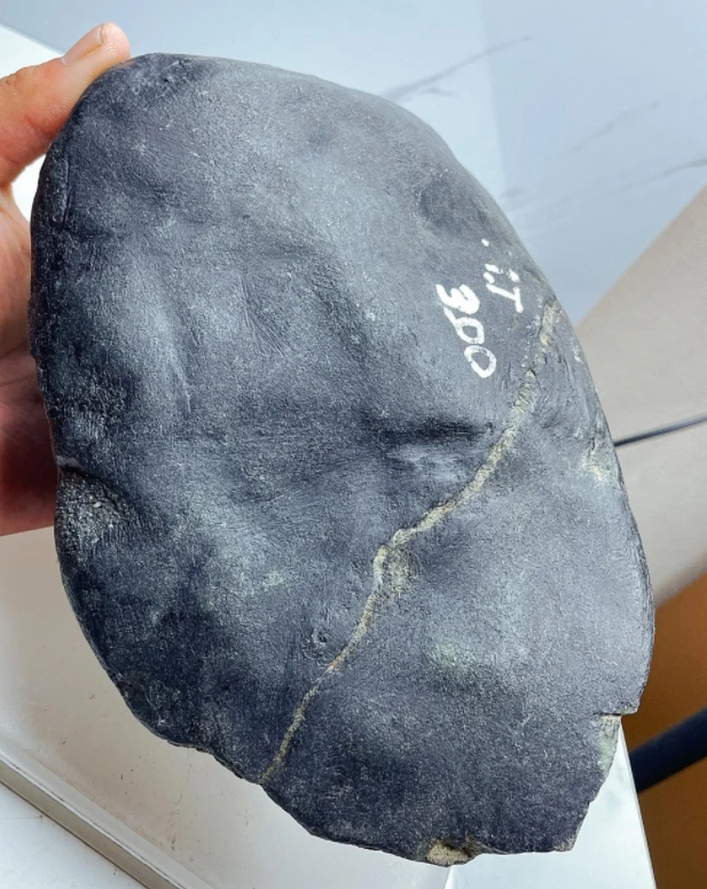 点击头像看直播# #翡翠原石# 裂纹,那是翡翠原石在漫长历史长河中