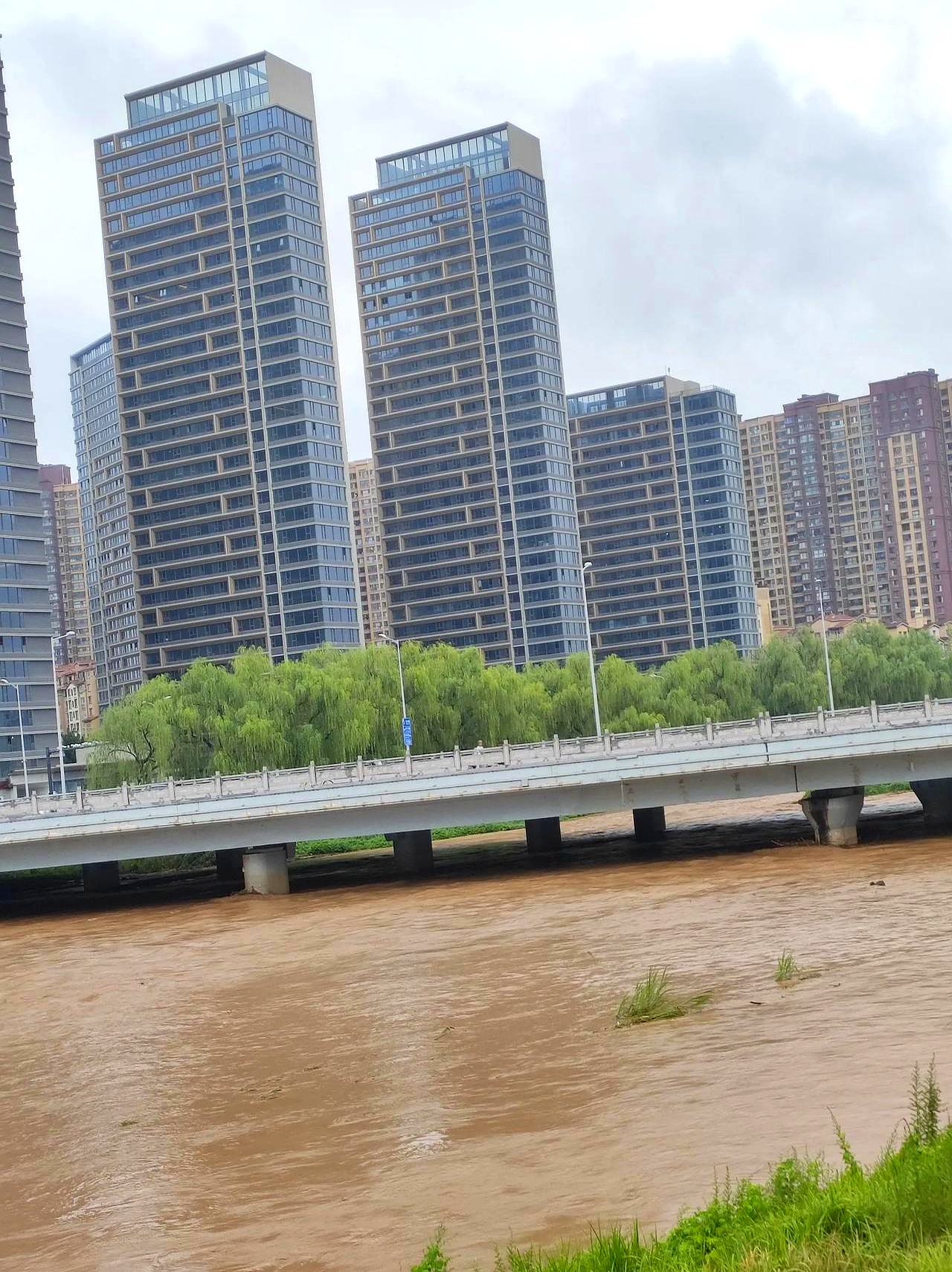 我家住在浐河附近已经六年了这次才看到河水流得那么大远远望去跟