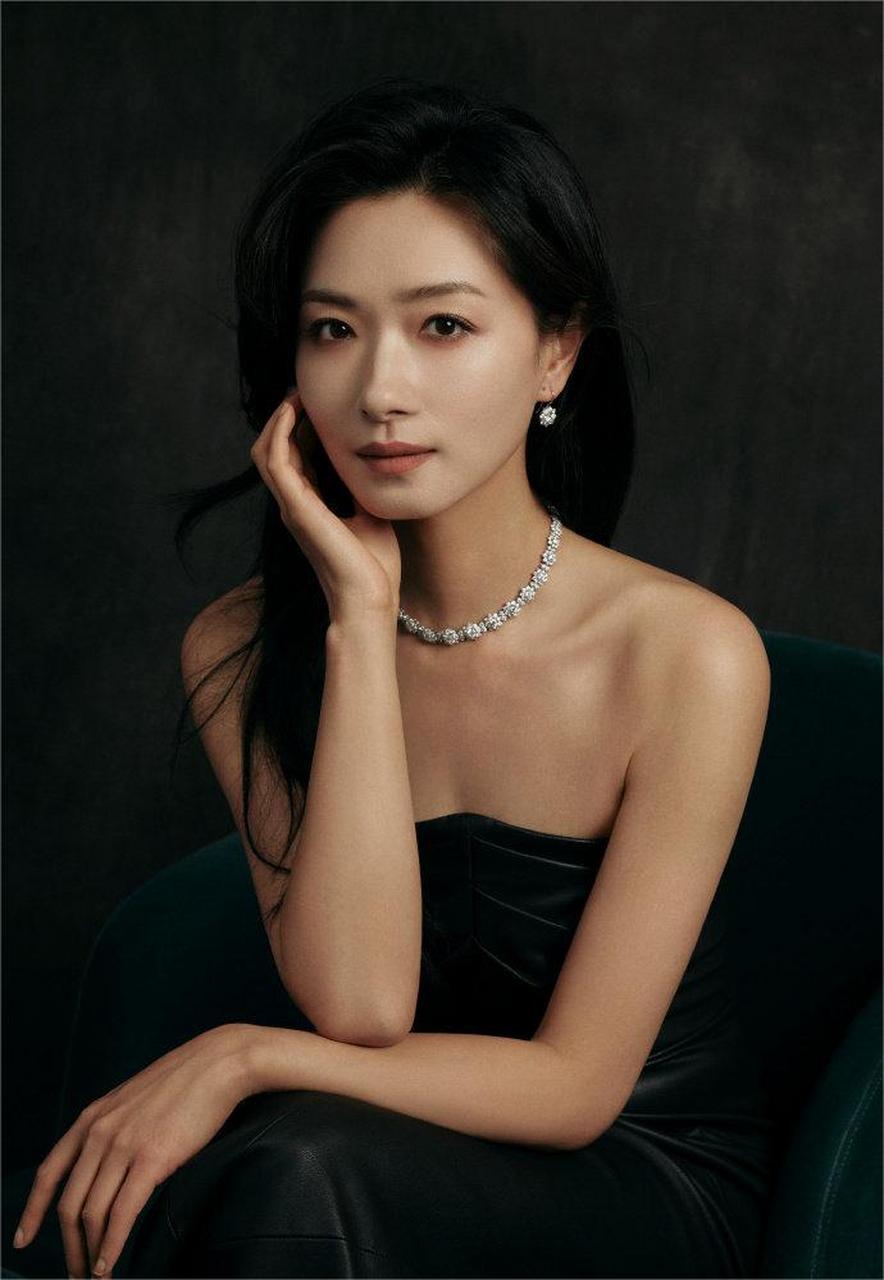 万茜与老公孩子一起看电影,男方早前被曝疑似出轨.