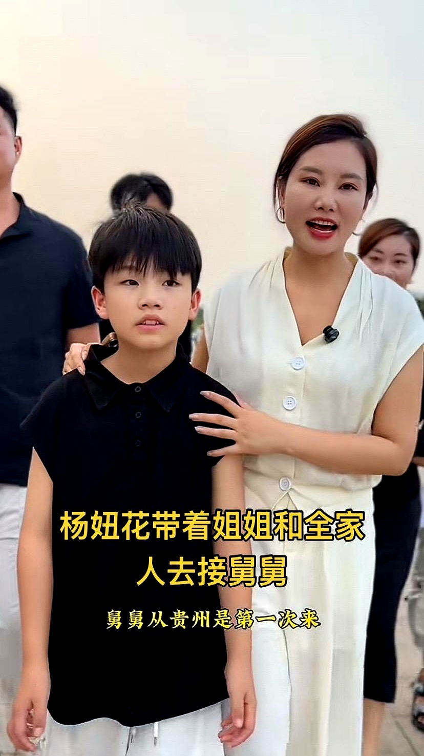 杨妞花给舅舅舅妈吃西瓜,虽然笑着说这是她在河北三