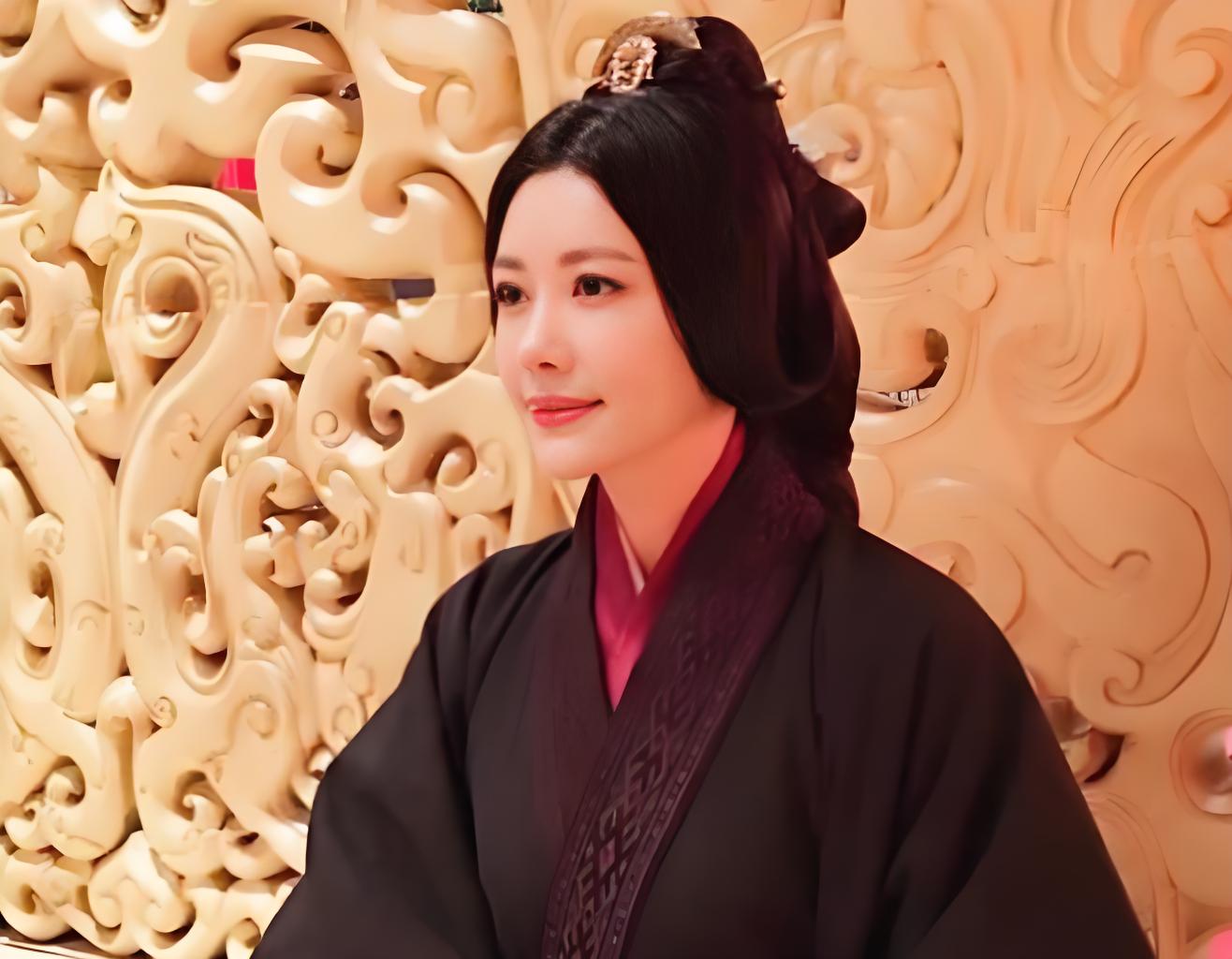 虽然秦宜禄的老婆也就是杜夫人不是黄花大闺女,但是其外貌能让忠义