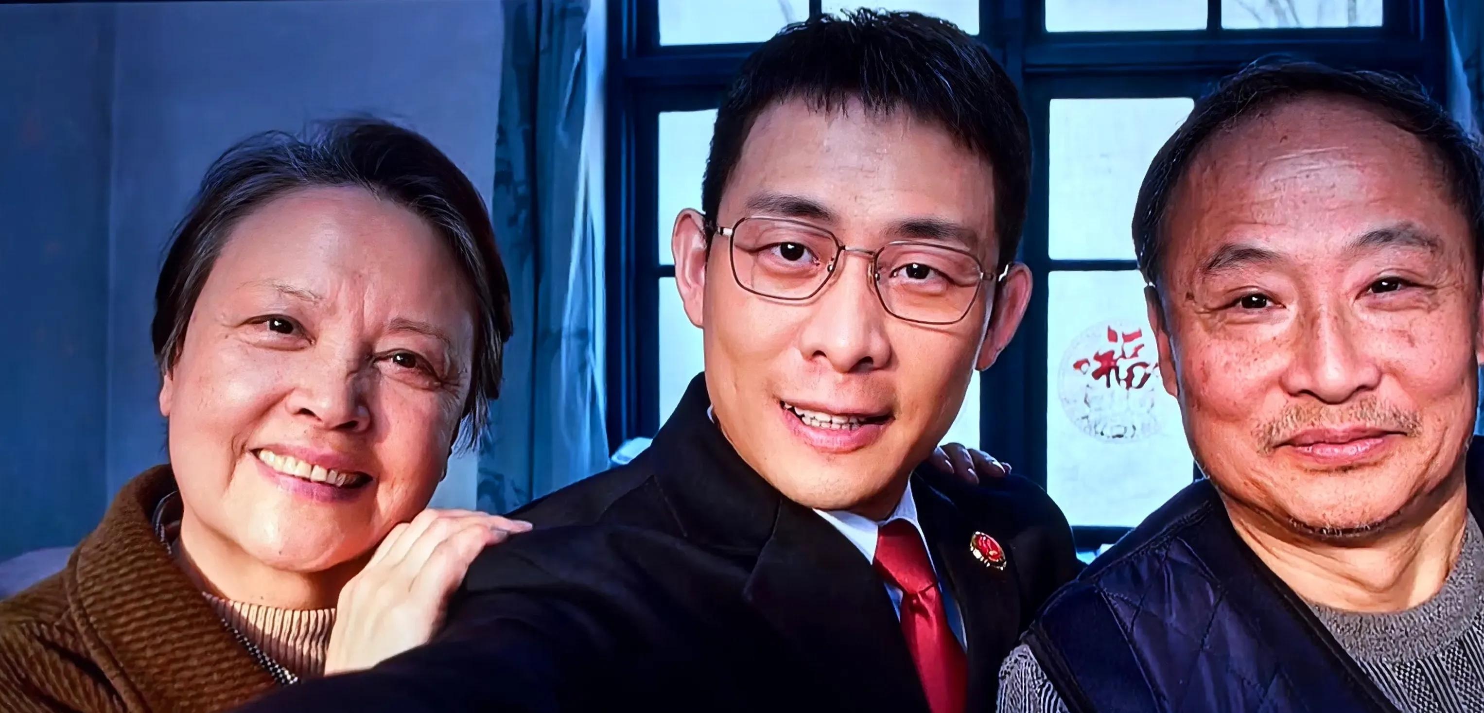 要不是看介绍,谁想得到电视里那个慈祥老太太,以前演过那么凶的土匪头