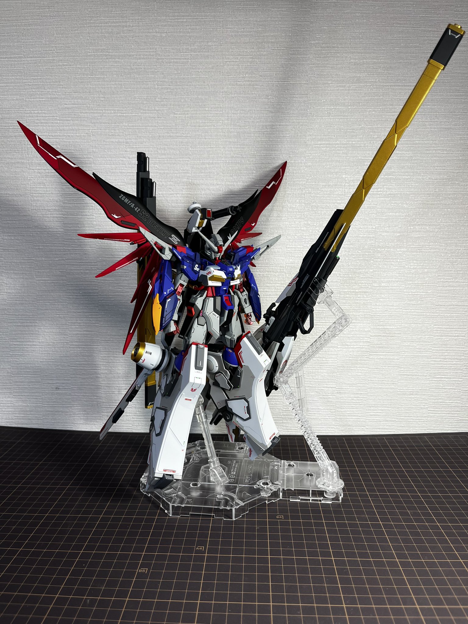 这台模型来自sarunotee,感觉改造的整体造型比官方的要帅气很多,大家