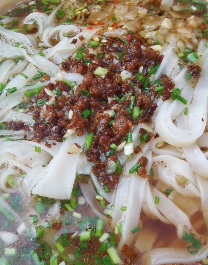 豫章冬日恰犀利# 烫皮丝是江西赣南客家人的特色美食,可以像煮河粉一