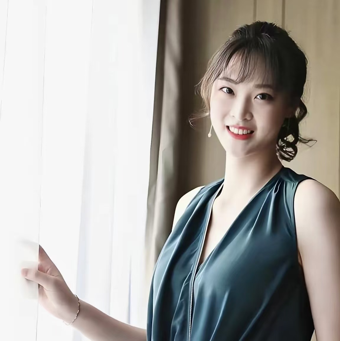 惠若琪,现年33岁,身高192cm 她老公是杨臻博(药剂学专家) 她父亲是