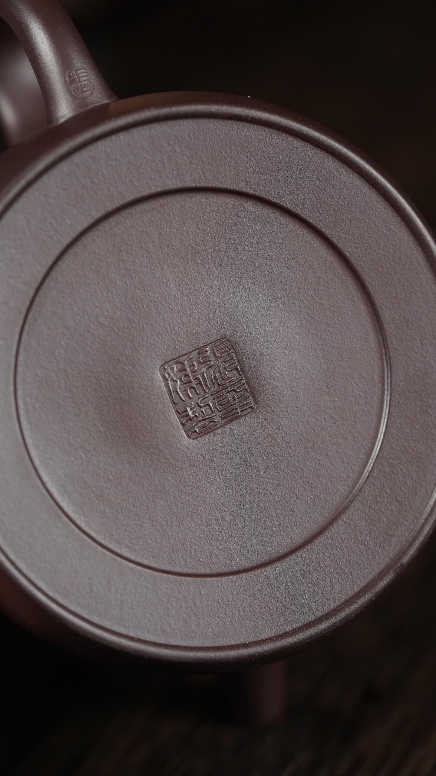 点击头像看直播# #收藏#紫砂壶,似一位优雅的智者,静静诉说着岁月的