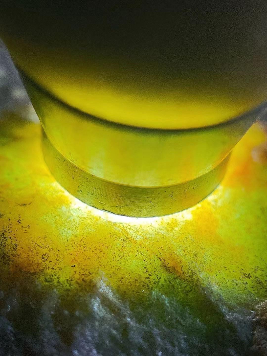 点击头像看直播 翡翠原石有一块石头可能蕴含着翡翠的魅力