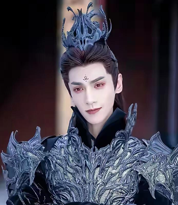 据说当初罗云熙在拍摄《长月烬明》时,有一场借位巴掌戏份,前一天他