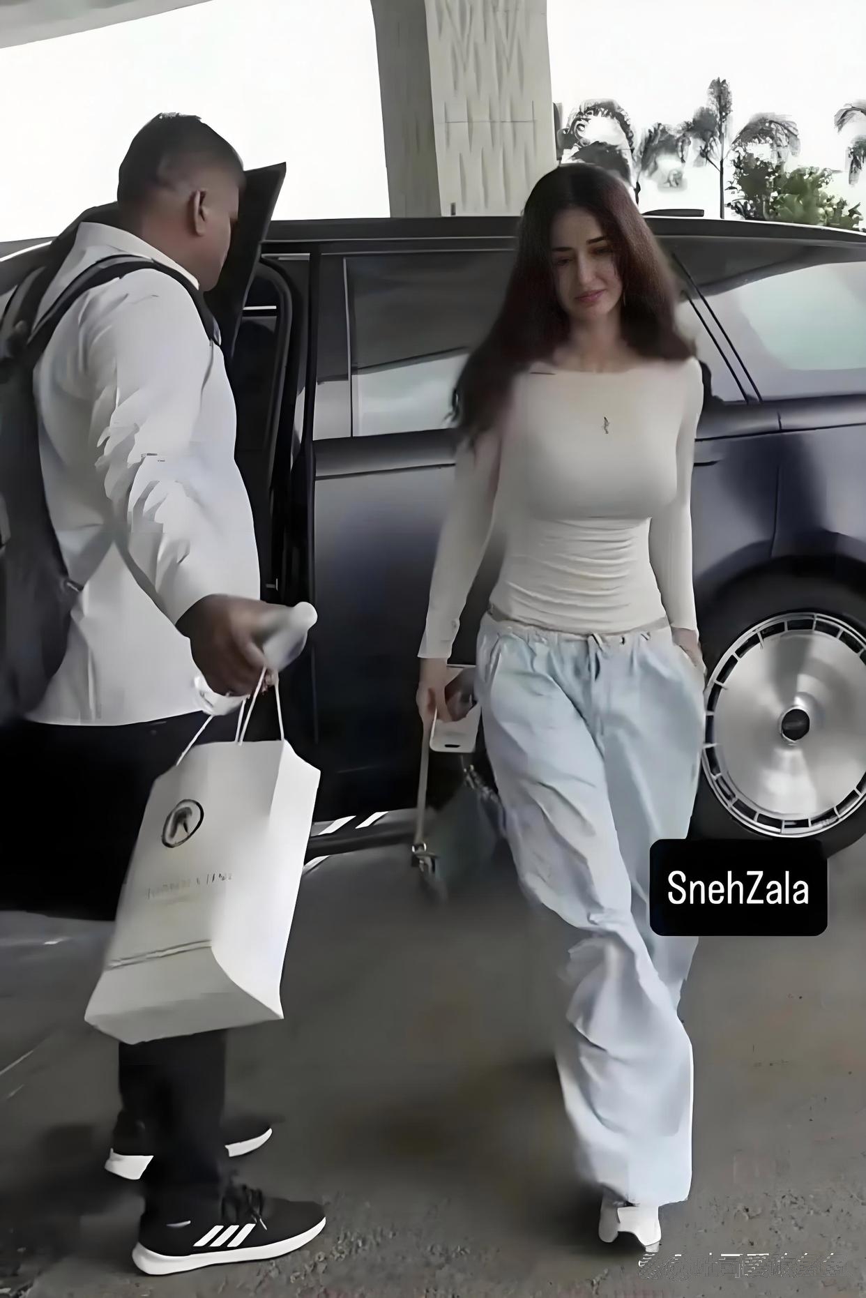 印度头号美人迪莎帕塔尼身高175cm体脂率仅12%