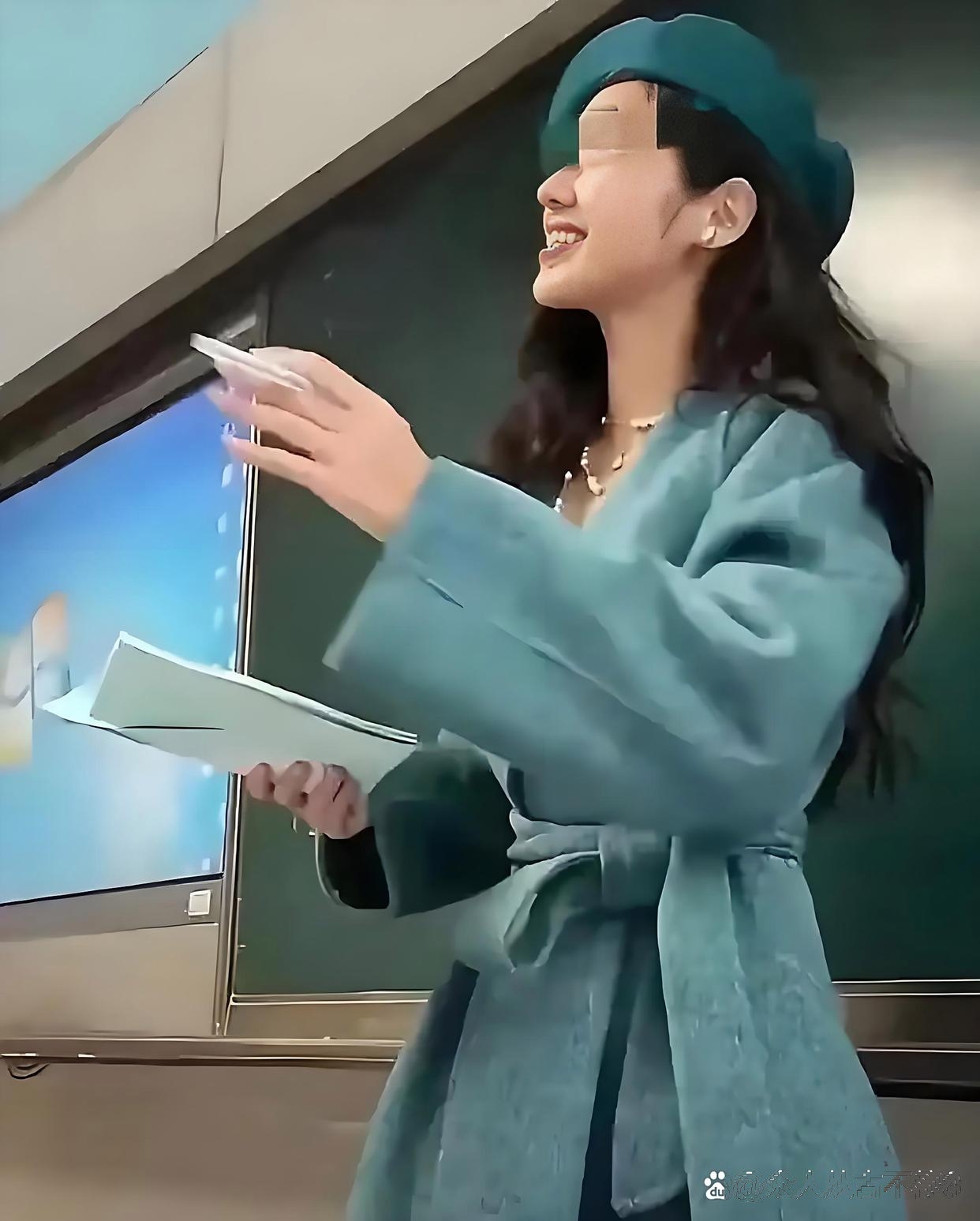 8万深绿色风衣的女教师踏入课堂竟遭学生家长举报