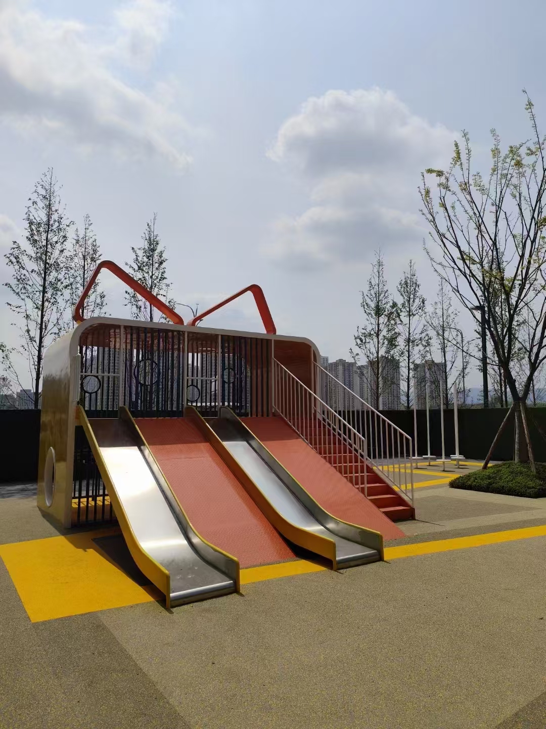 户外滑滑梯是游乐园,小区等地的热门宠儿,为孩子们带来无尽欢乐