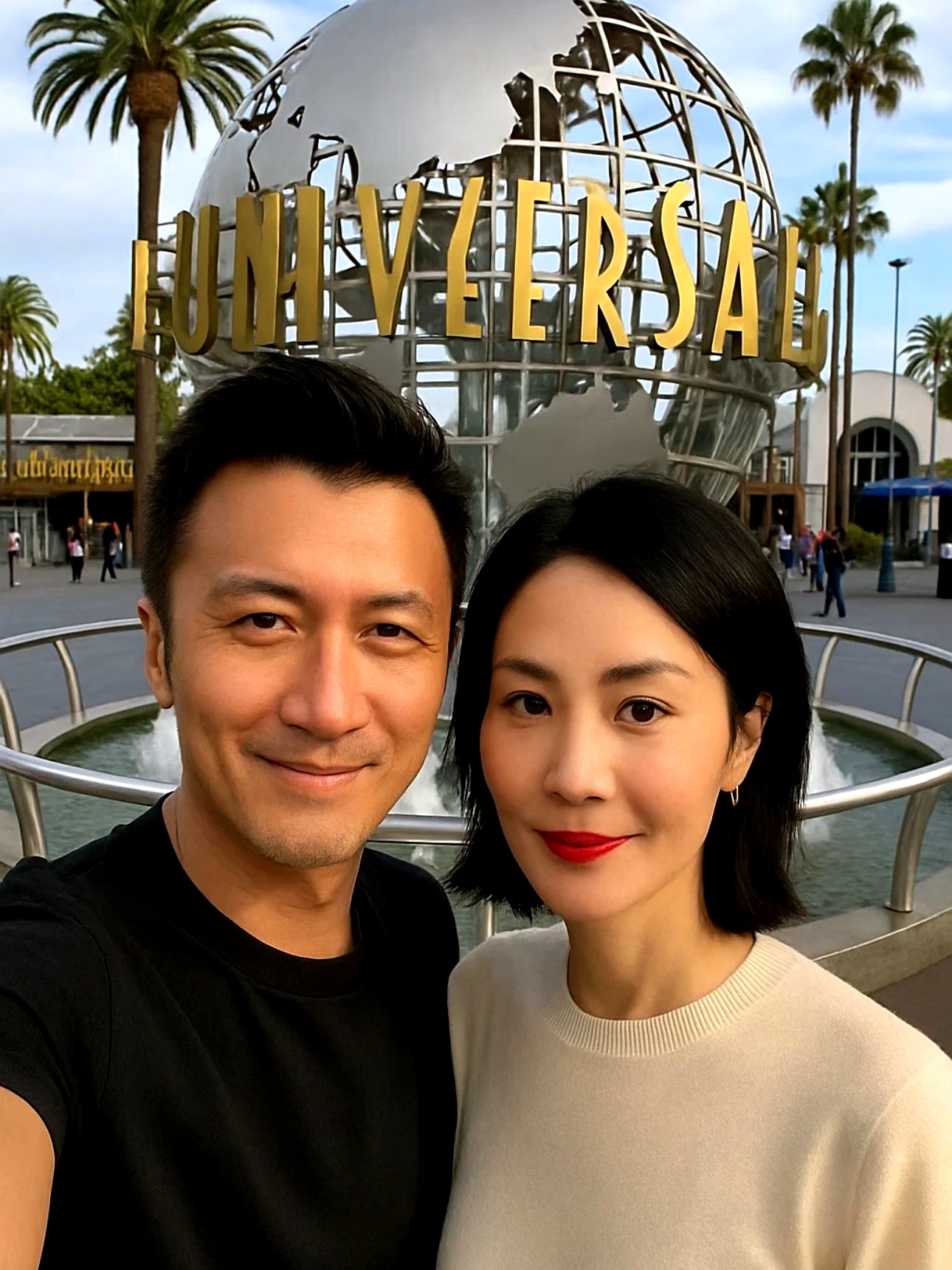 谢霆锋站在光束中央,熟悉的旋律响起时,台下前排那个戴着鸭舌帽的