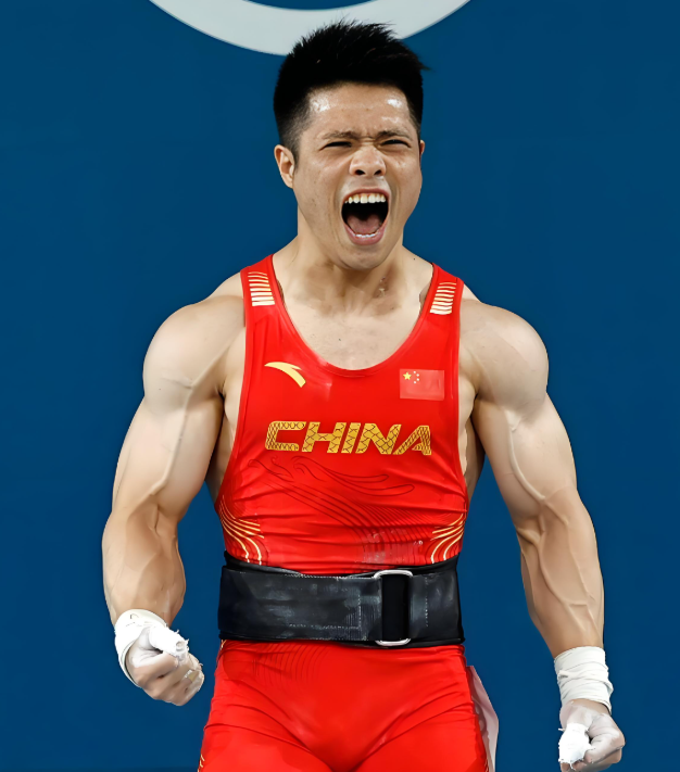 在巴黎奥运男子61公斤级举重决赛上,31岁的中国老将李发彬以310公斤的